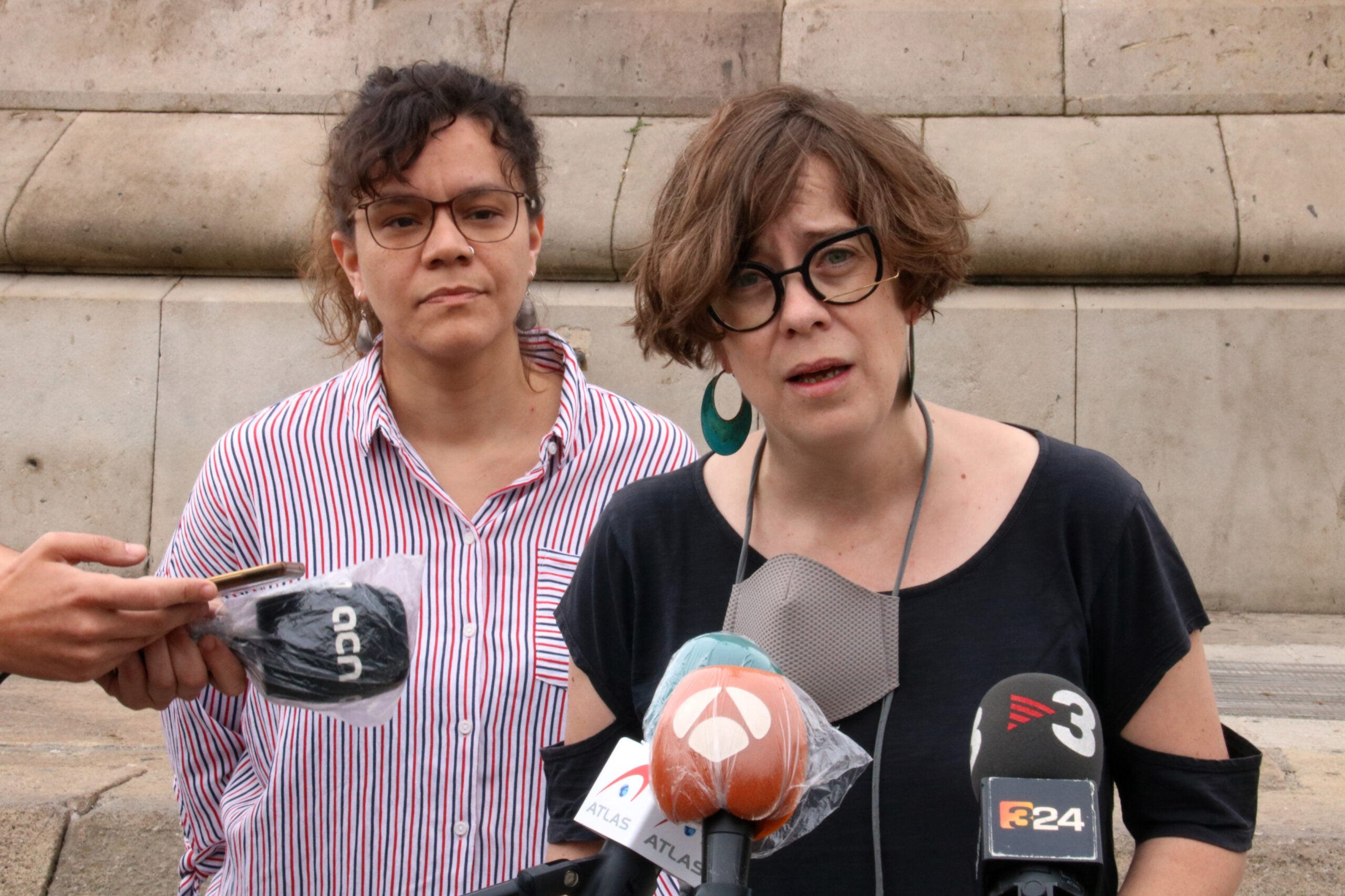 Natàlia Sànchez i Eulàlia Reguant (CUP) atenen la premsa davant el monument de Colom a Barcelona, el 19 de juny de 2020 (Horitzontal)