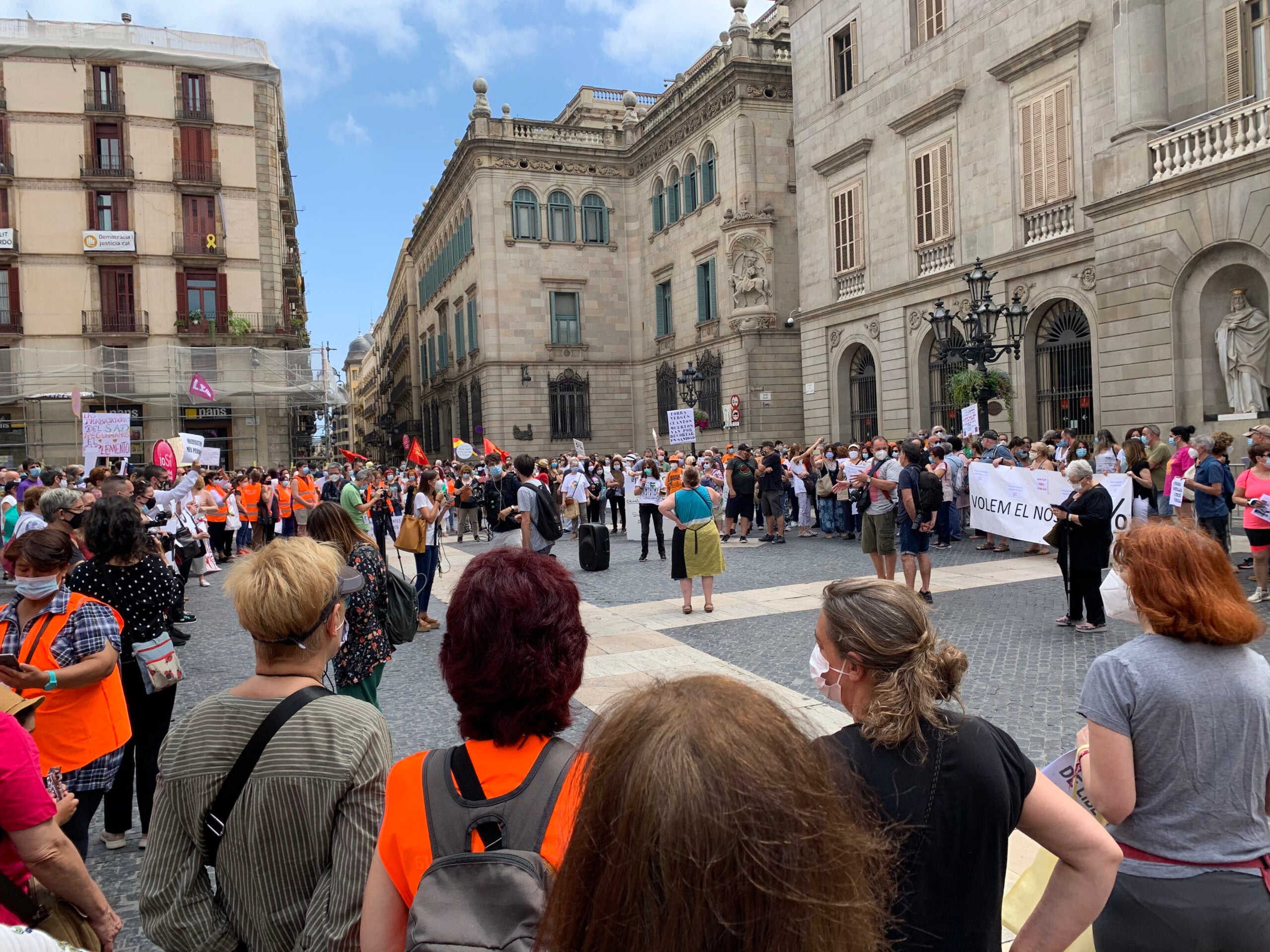 Concentració de Marea Nlanca en defensa de la sanitat pública a la plaça de Sant Jaume / ACN - Alba Legide