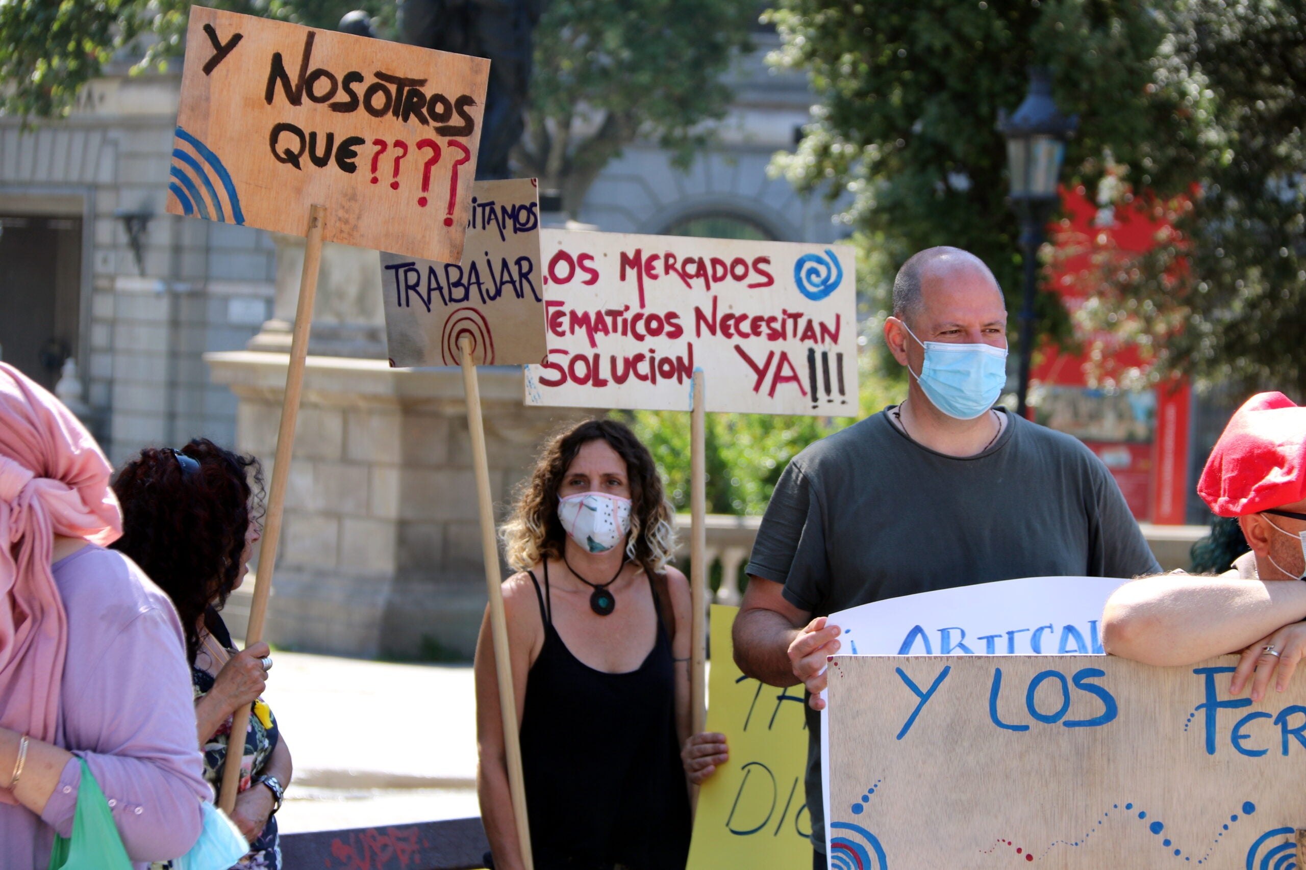 Detall de les pancartes en la protesta de la Unió de Mercaders i Artesans / ACN