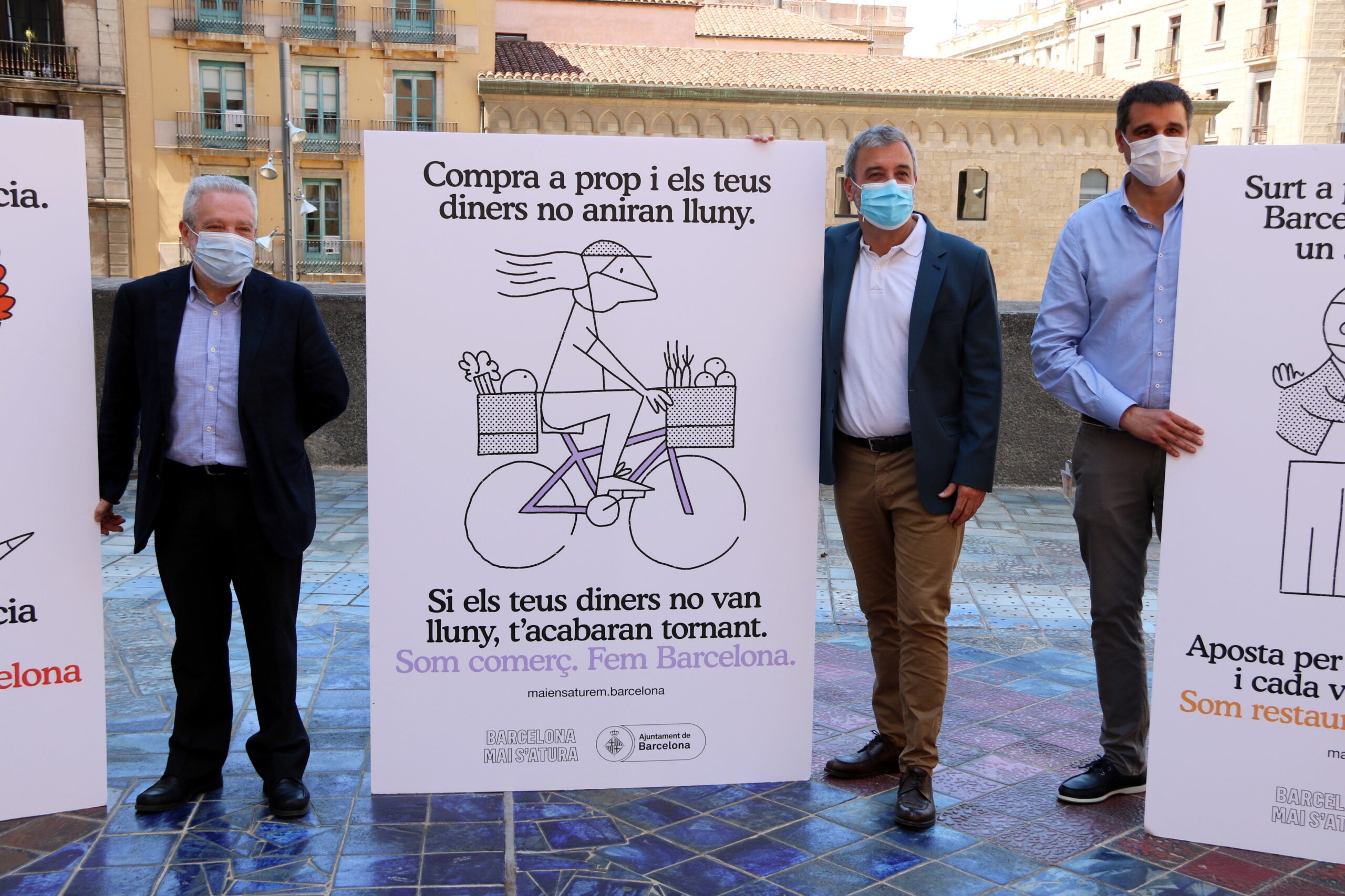 Pla obert del primer tinent d'alcalde, Jaume Collboni, i el director del Gremi de Restauració de Barcelona, Roger Pallarols, amb els cartells de la nova campanya 'Compra a prop' / ACN