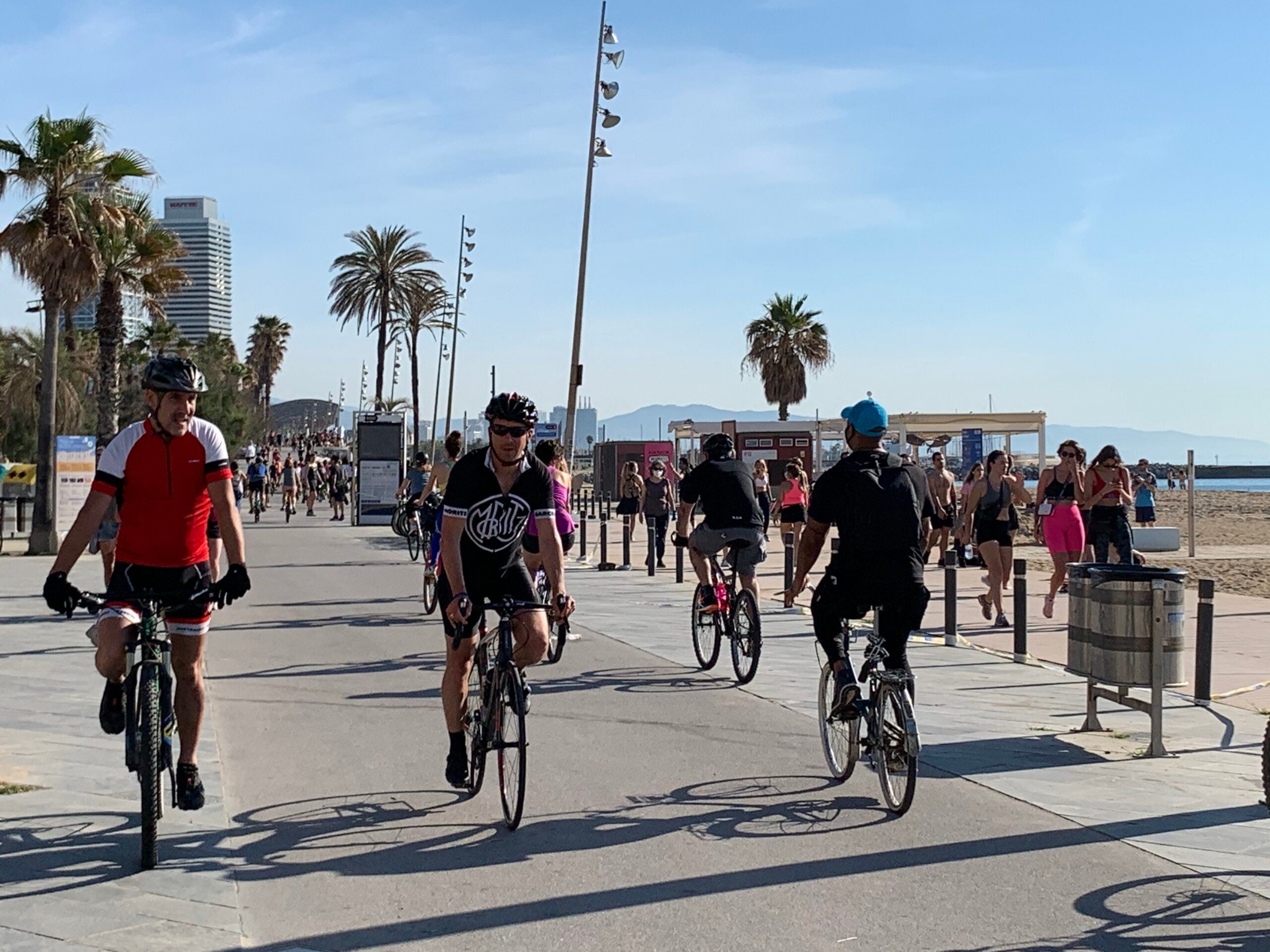 Ciclistas y passejants por las playas de Barcelona, este mes de mayo / S.B.