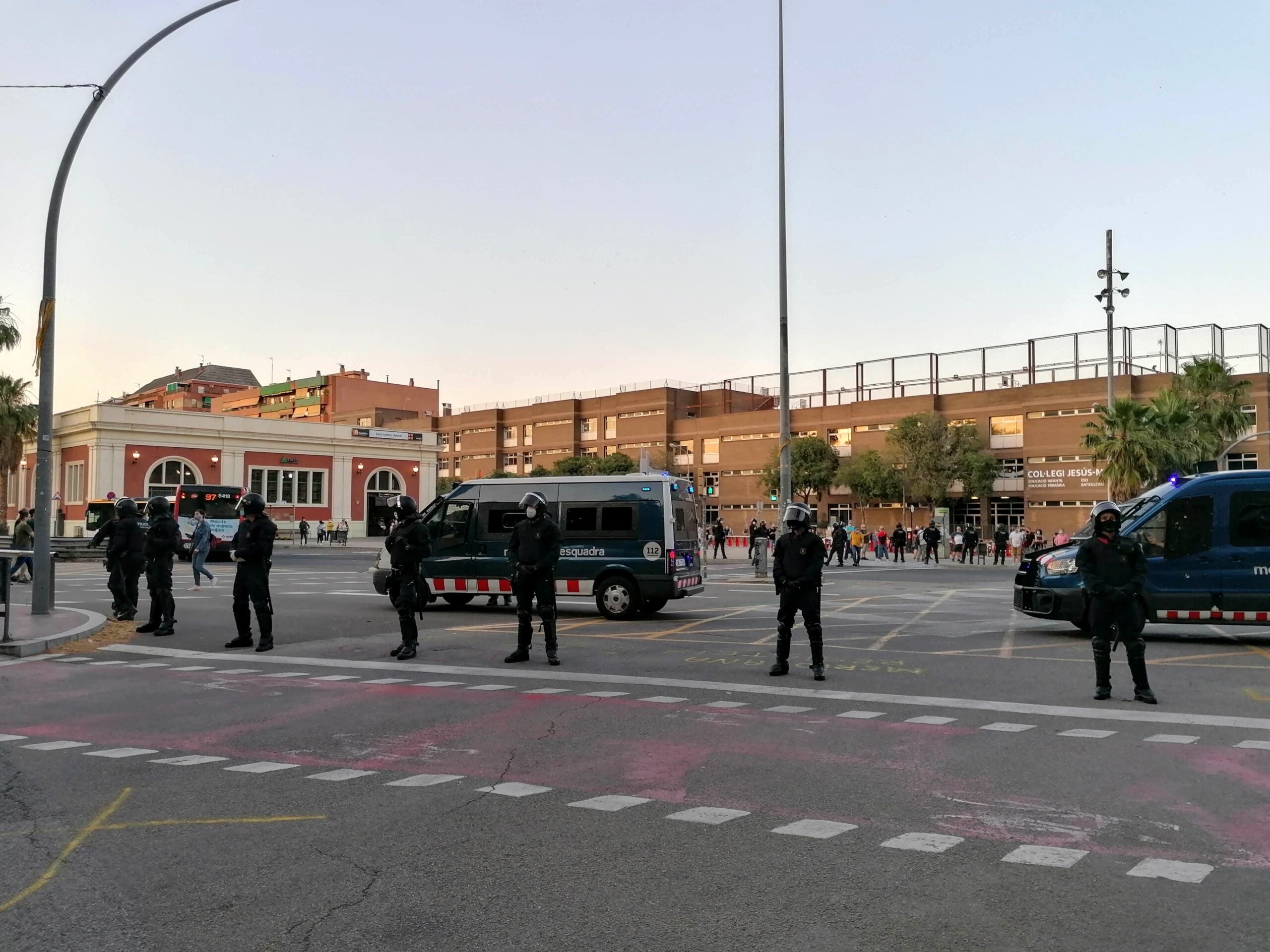 Antiavalots dissolent el tall de la Meridiana, dijous 28 de maig / MMP