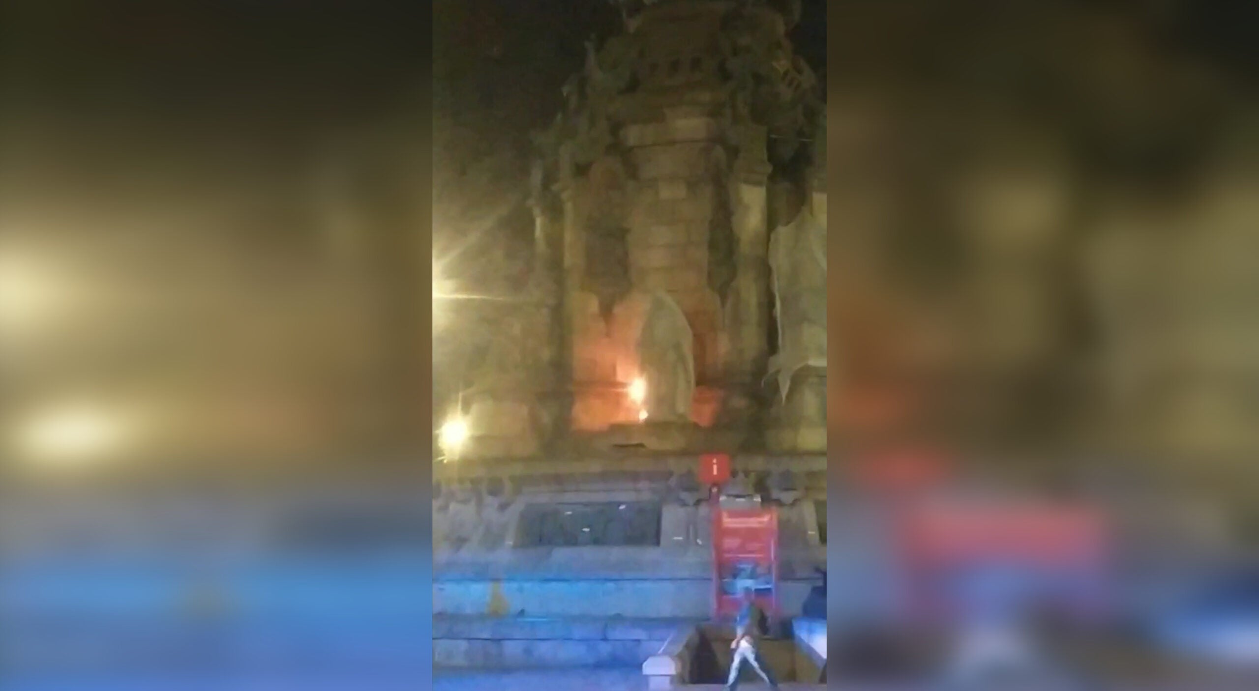 Captura del vídeo on es veu com crema una part de l'estàtua de Colom / Youtube