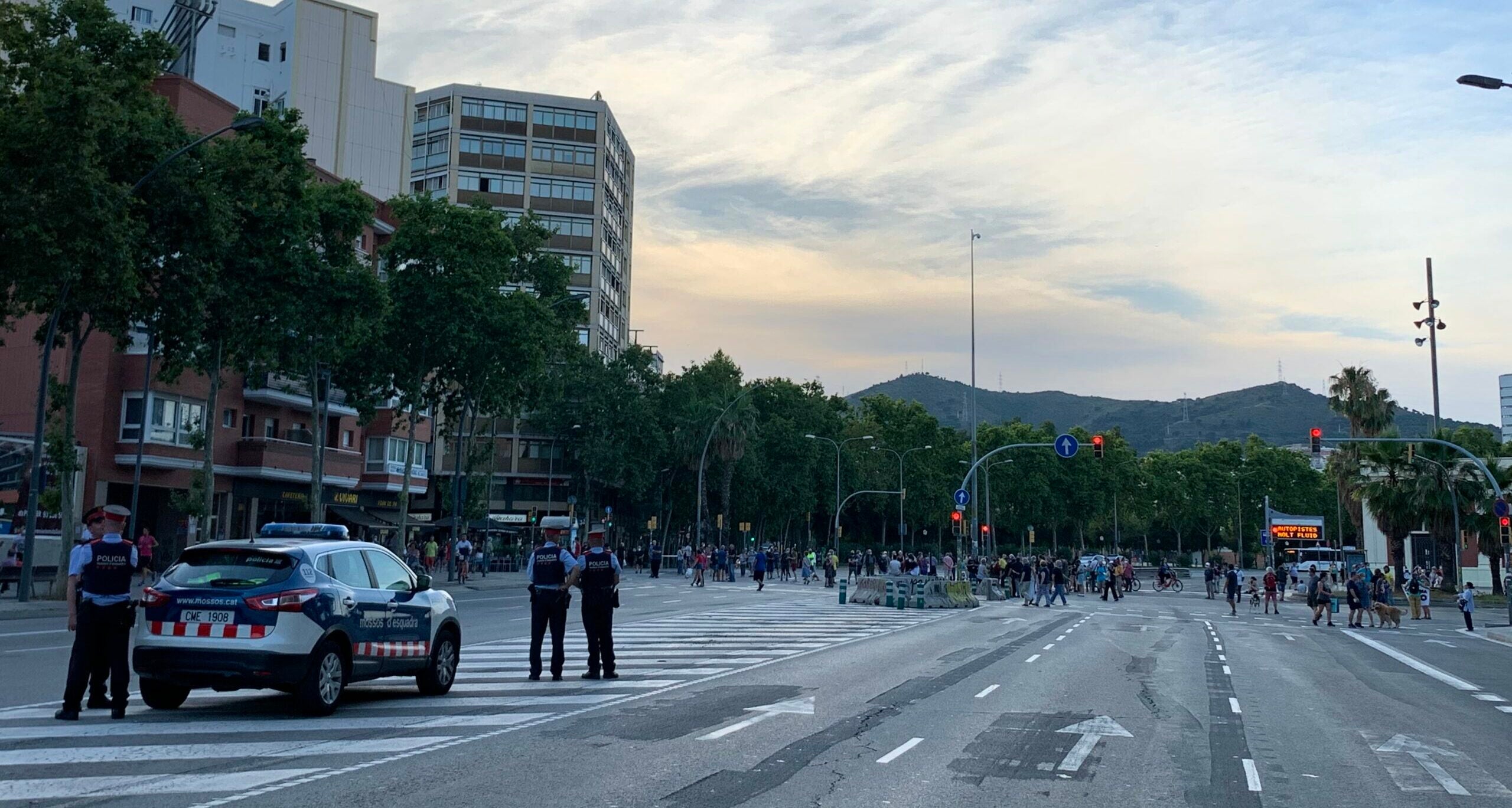 Mossos d'Esquadra amb el tall de la Meridiana, que torna a tenir empara legal, al fons / S.B.