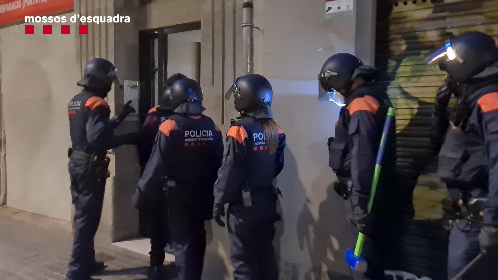 Agents dels Mossos a punt per entrar en un dels narcopisos intervinguts / CME