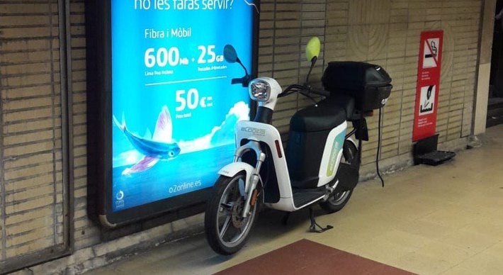 Moto apareguda en un vestíbul del metro, retratada per un usuari / @davroca5