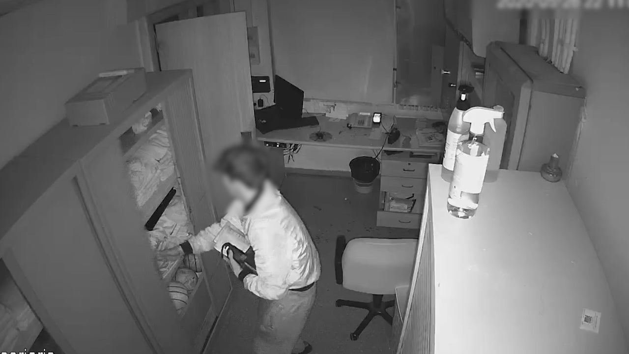 El lladre de pàrquings de Nou Barris, robant en una botiga, nou escenari dels seus delictes / CME