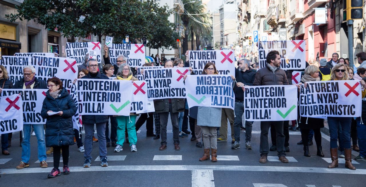 Veïns, en una imatge d'arxiu, protestant pel pla d'habitatge a Gràcia sense consens amb la plataforma comunitària / Protegim l'Interior d'Illa