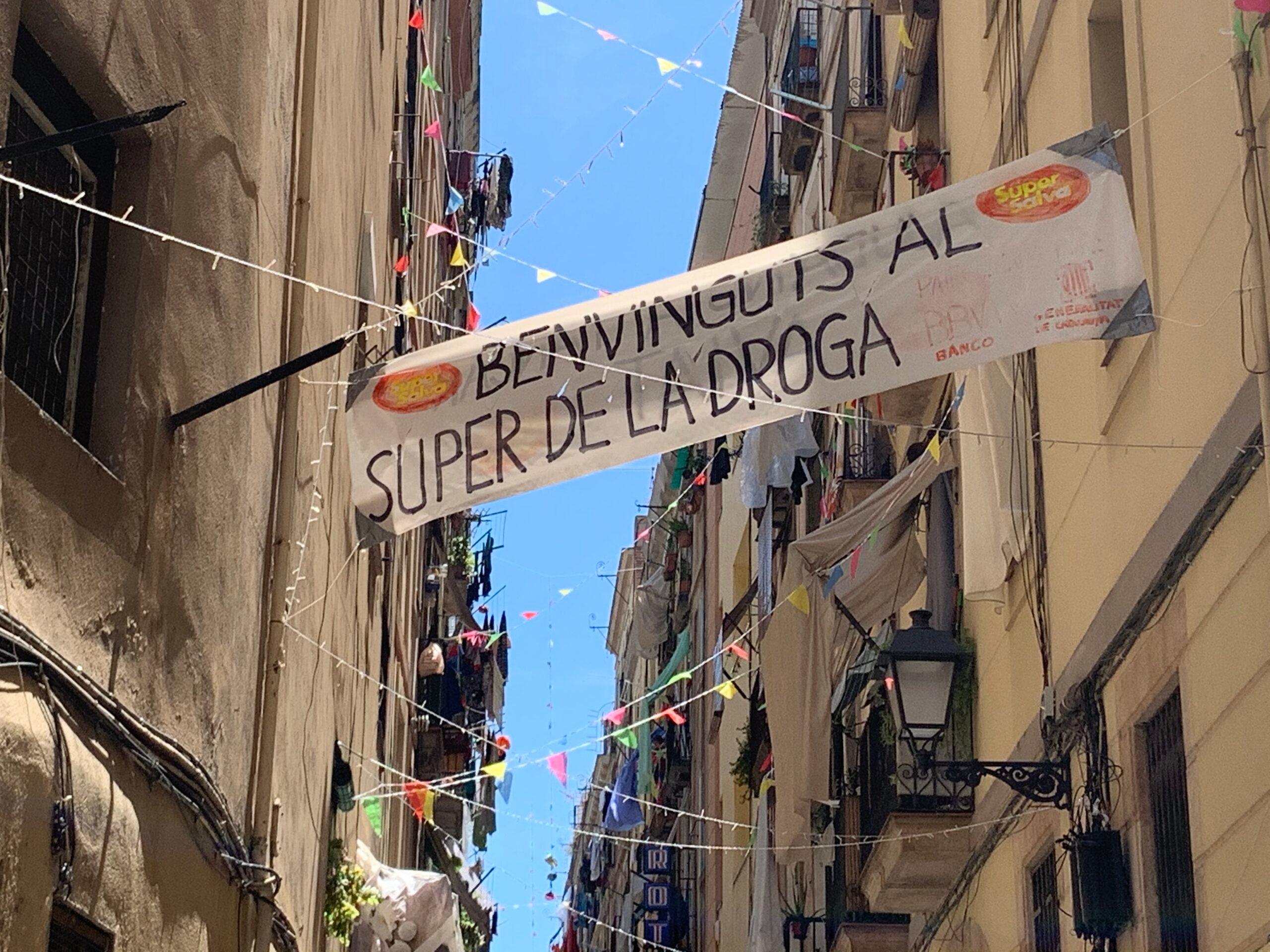 La pancarta amb què els veïns del carrer Salvador denuncien que el seu carrer s'ha convertit en un supermercat de la droga / S.B.