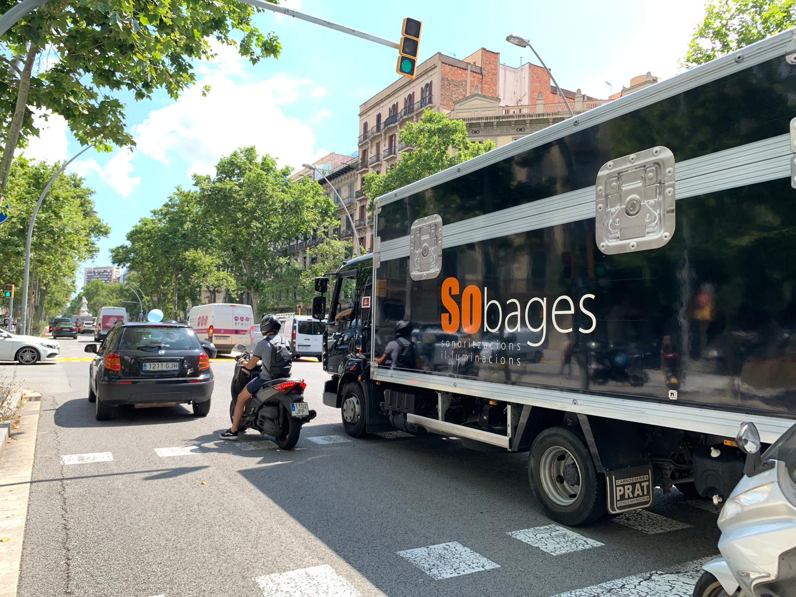 Treballadors de la indústria audiovisual fan una marxa lenta pel centre de Barcelona / S.B.