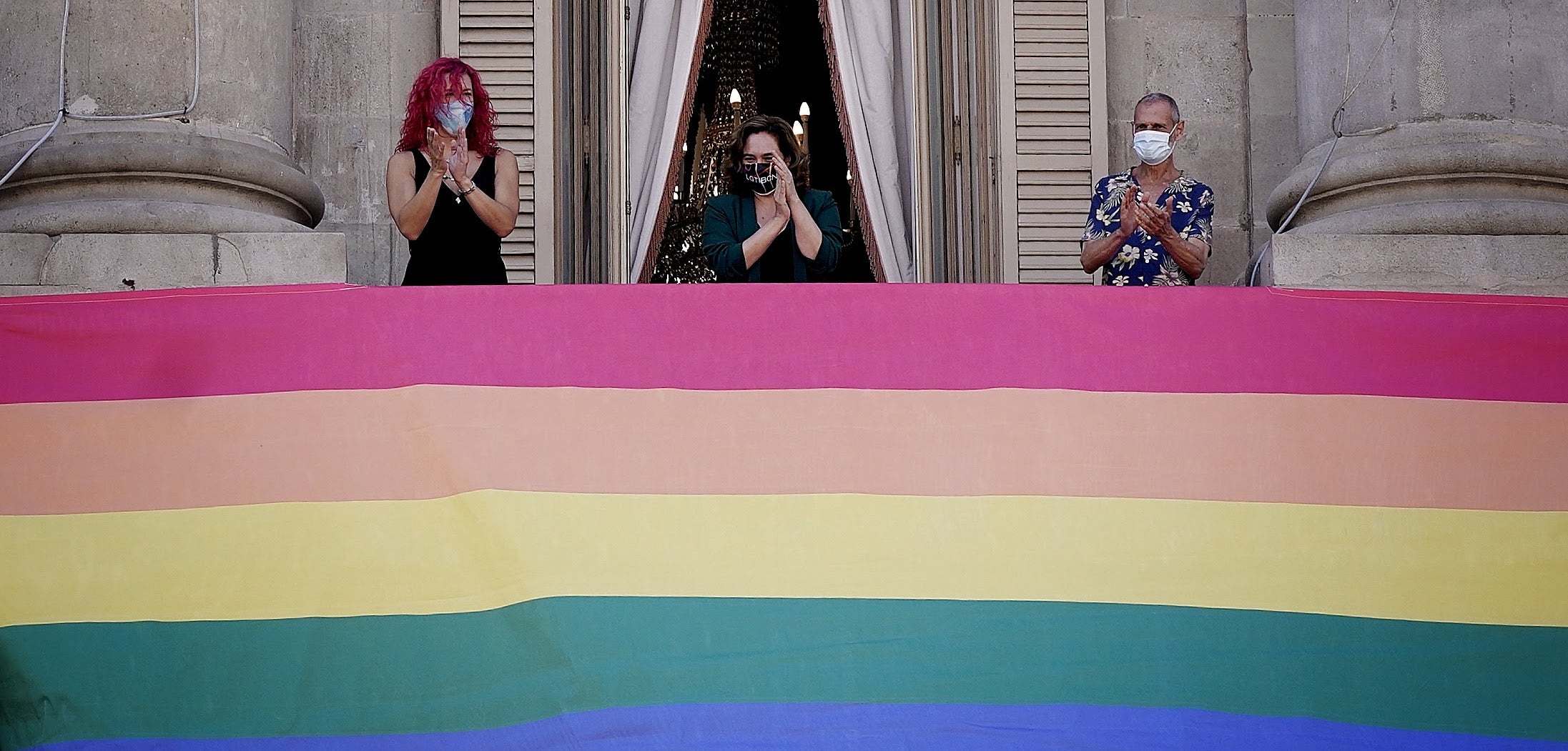 La bandera LGTBI, desplegada a l'Ajuntament / Ajuntament de Barcelona