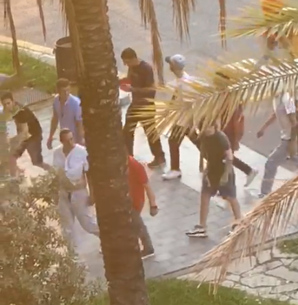 Un grup de joves sense mascareta a tocar del Port Olímpic / Cedida