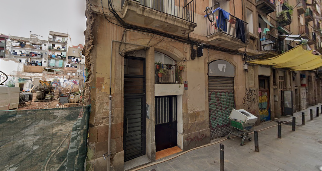 Desmantellat un punt de venda de droga al carrer Reina Amàlia del Raval / Google Street View