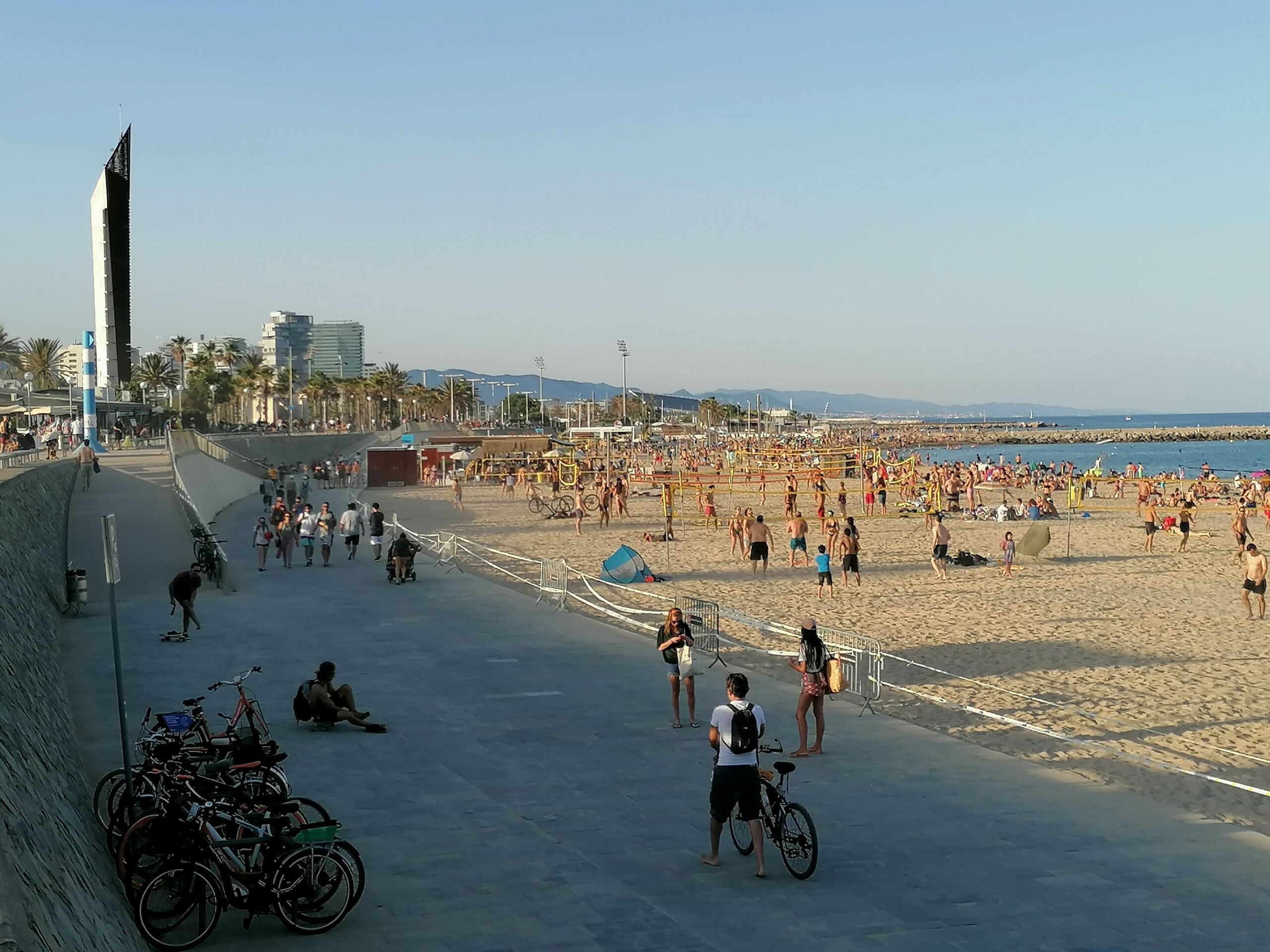 Platja del Bogatell, amb cintes al perímetre per controlar l'aforament / MMP