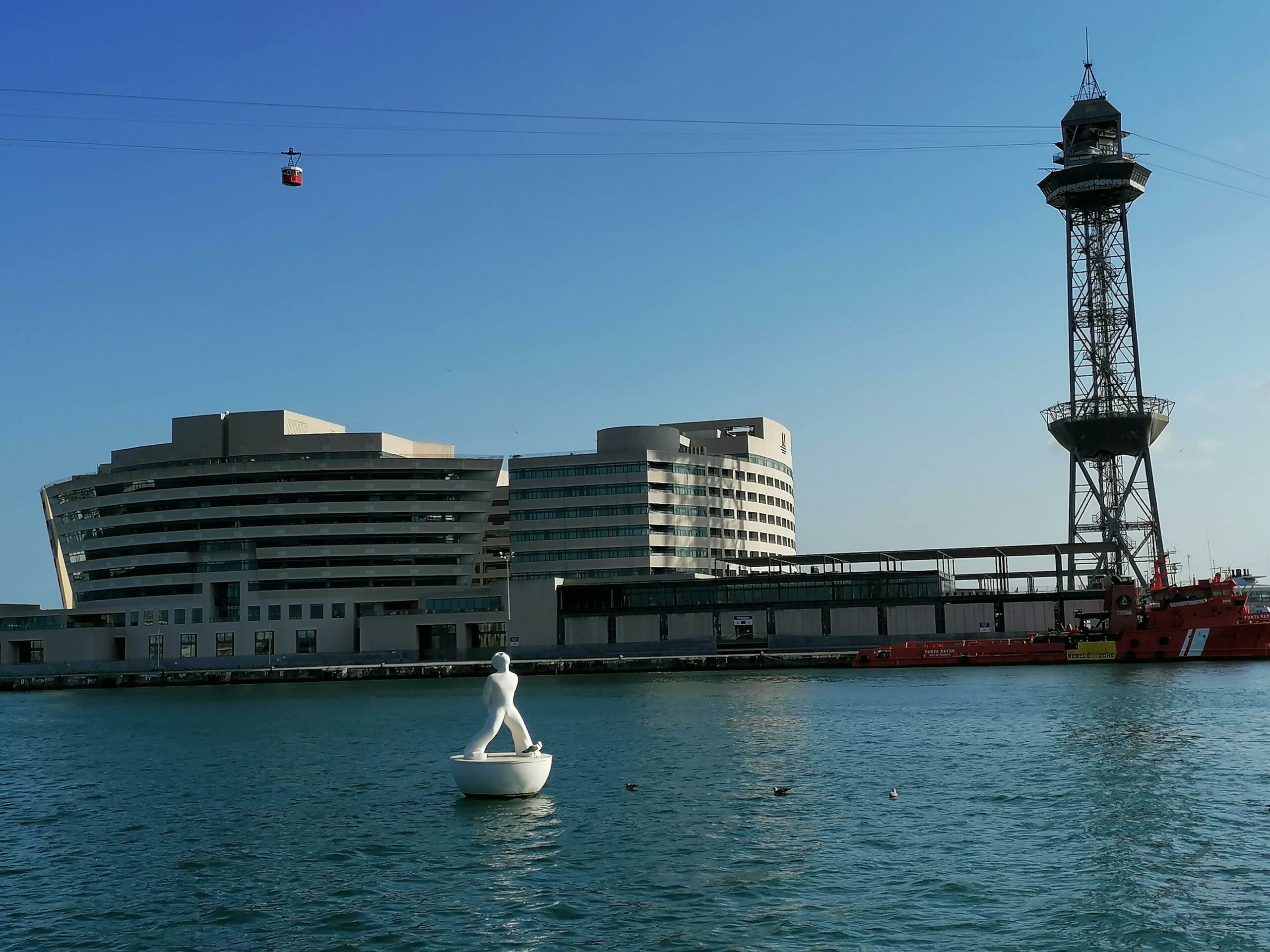 World Trade Center, telefèric del Port i l'escultura 'Miraestels' de Robert Llimós / MMP