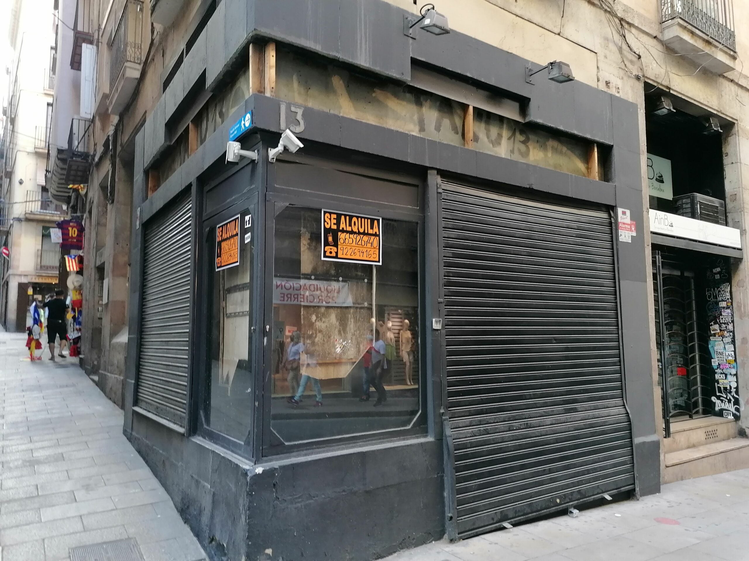 Botiga buida i en lloguer al carrer Jaume I, al Gòtic, després del pic de la pandèmia / MMP