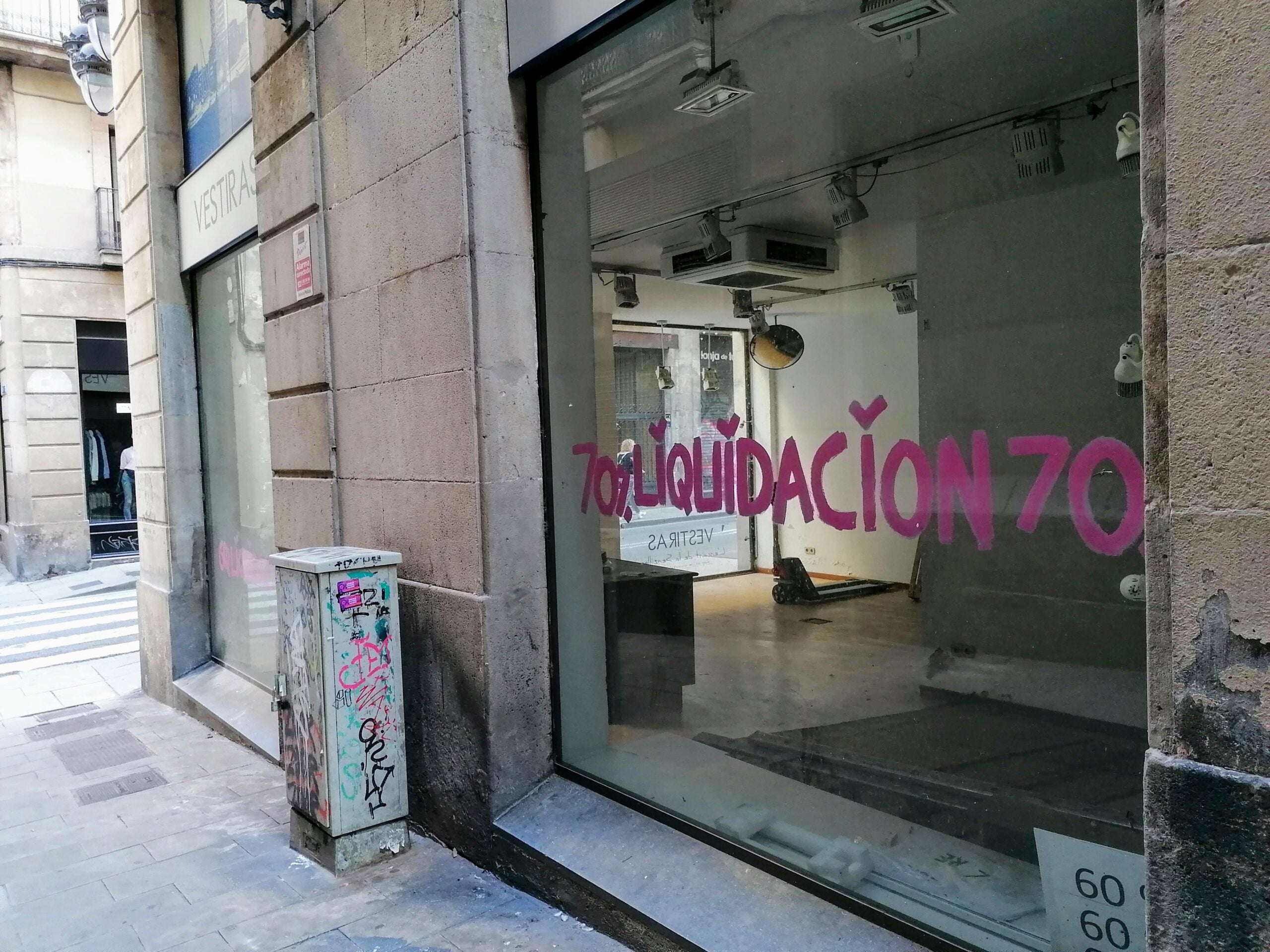 Una botiga de roba que ha tancat recentment al carrer Jaume I, després de la pandèmia / MMP