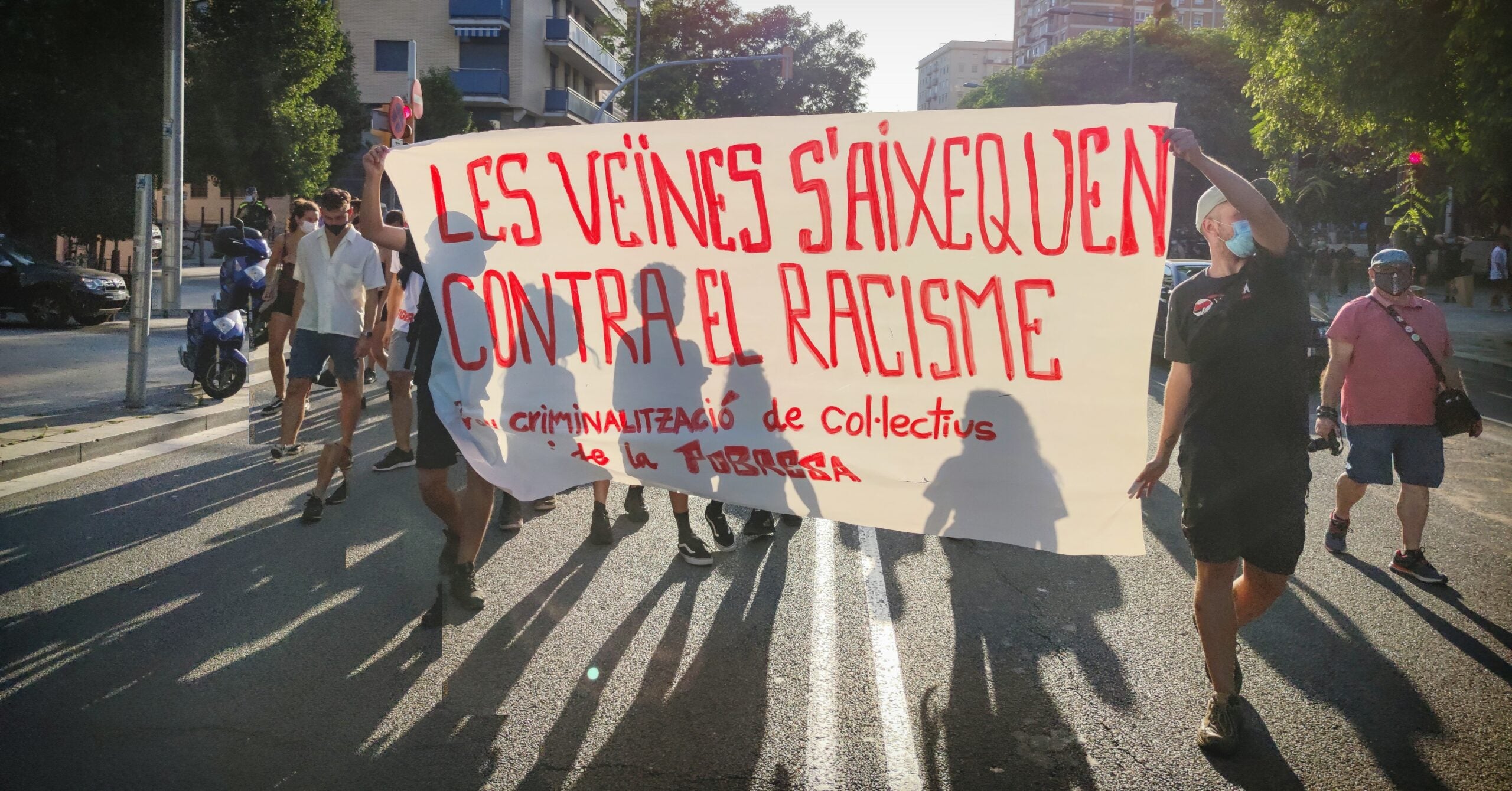 Manifestació antifeixista a Sant Andreu per les pintades contra joves MENA aparegudes a Navas / David Cobo