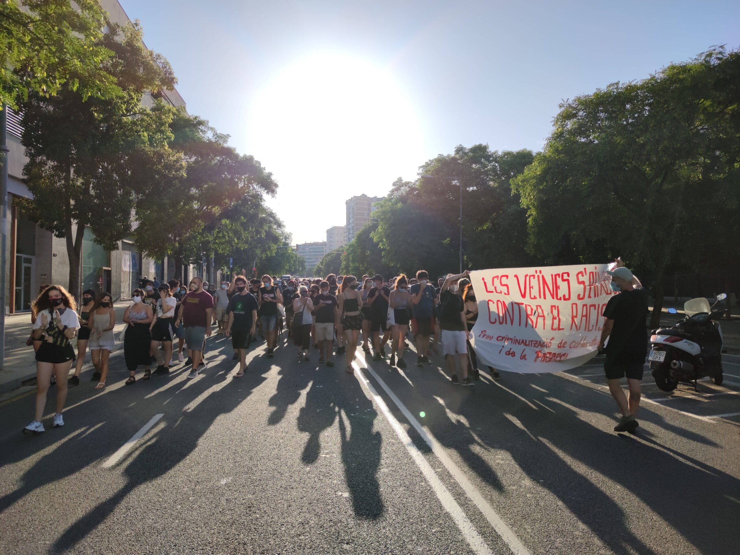 Manifestació antifeixista a Sant Andreu per les pintades contra joves MENA aparegudes a Navas / David Cobo