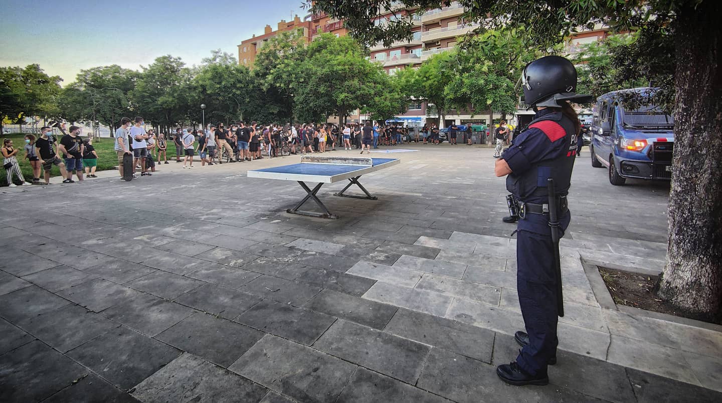 Cordó policial per separar dues protestes oposades sobre MENA a Sant Andreu / David Cobo