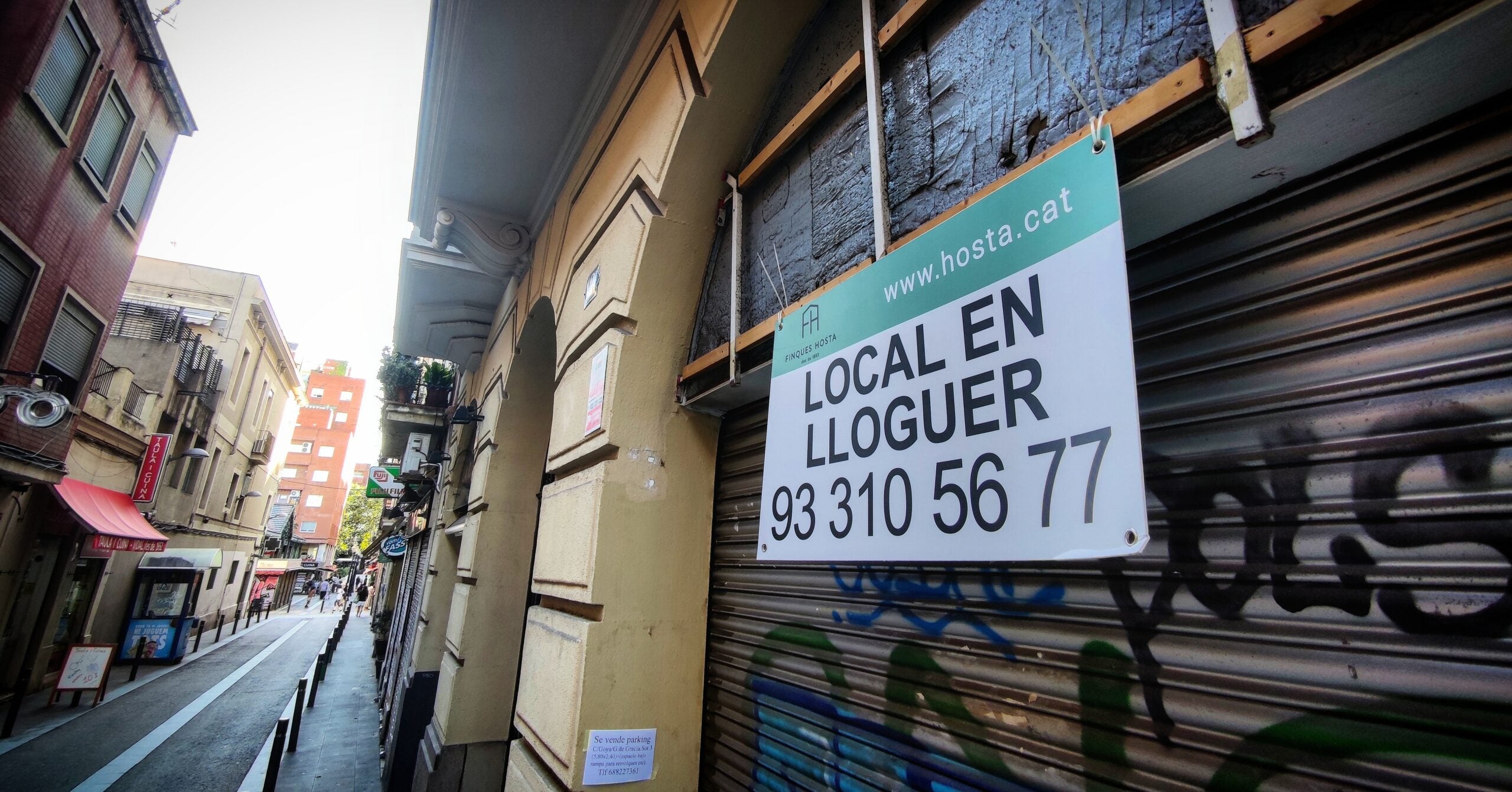 Un comerç tancat amb el local en lloguer del carrer gracienc Ros de Olano / D.C.