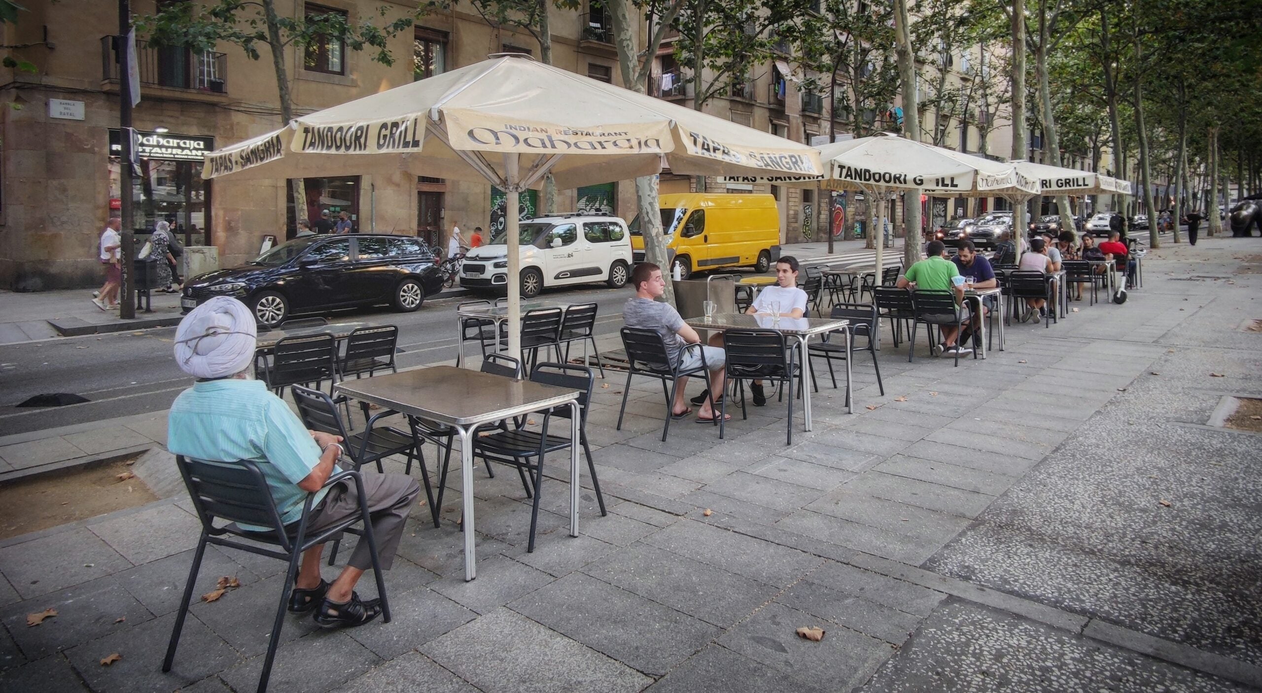 La terrassa del bar que ha acabat multat perquè un client fumava cànnabis, al Raval / D.C.