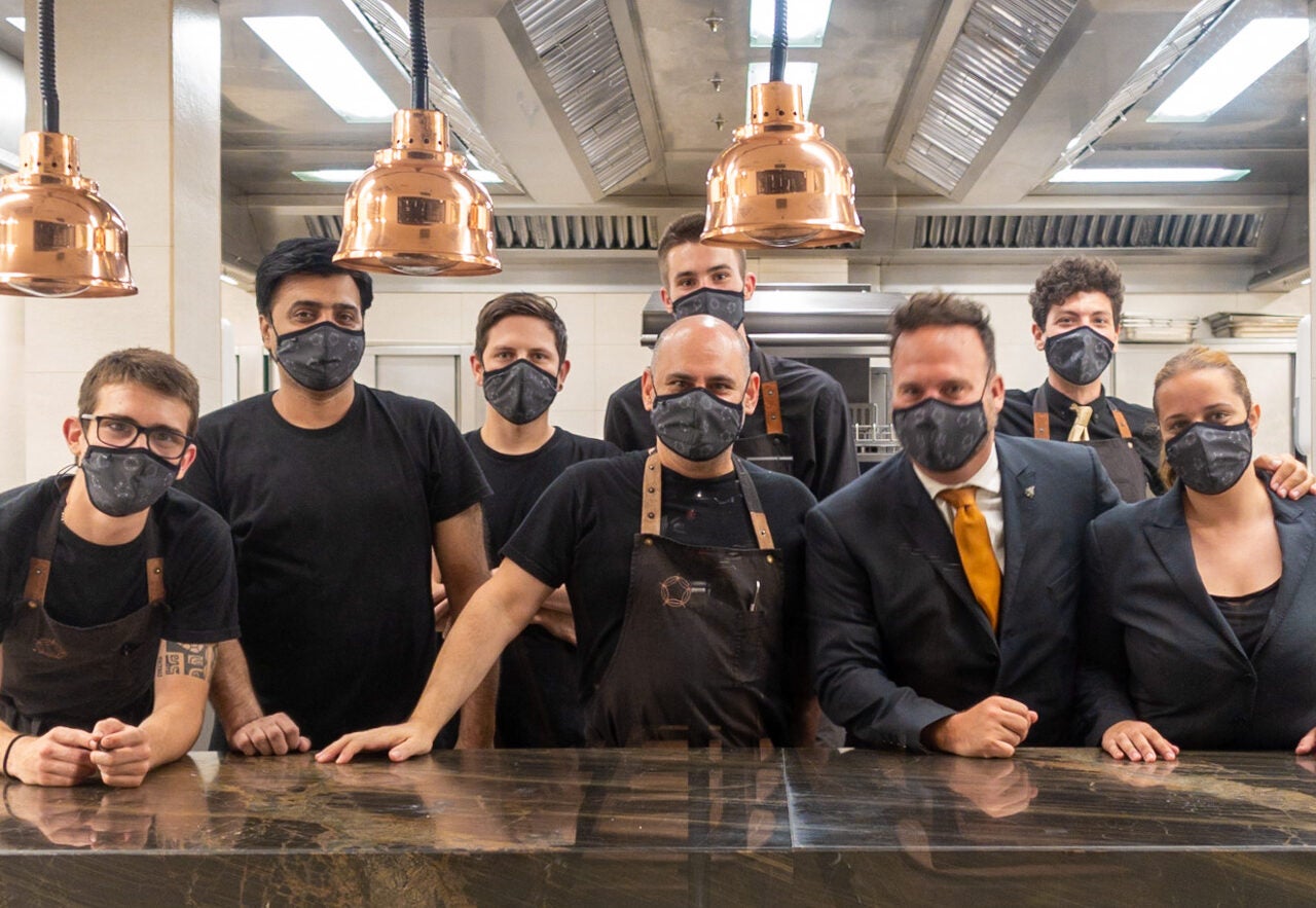 L'equip del restaurant Cinc Sentits, armats amb mascaretes / Cinc Sentits