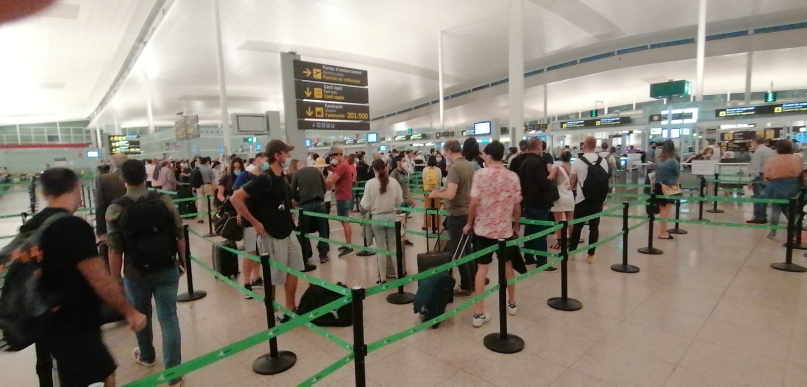 Cua sense distància anticontagi als filtres d'accés de l'aeroport del Prat / Cedida