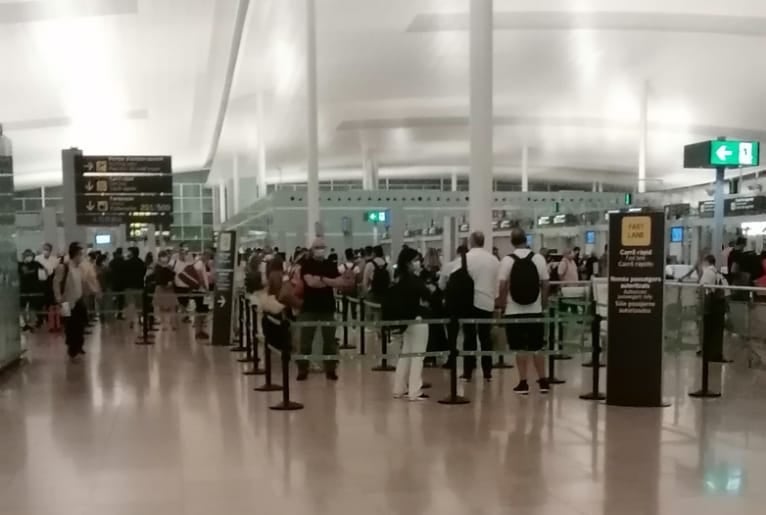 Cua sense distància anticontagi als filtres d'accés de l'aeroport del Prat / Cedida