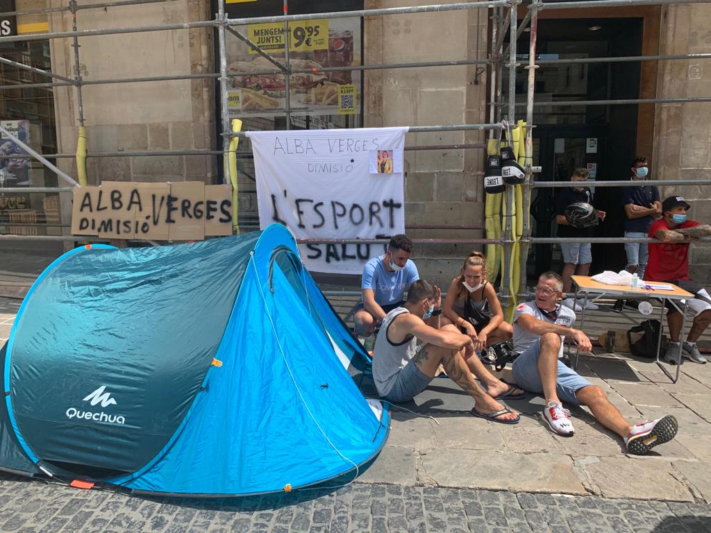 Dos propietaris de gimnasos fan vaga de fam a la plaça Sant Jaume contra les restriccions / S.B.