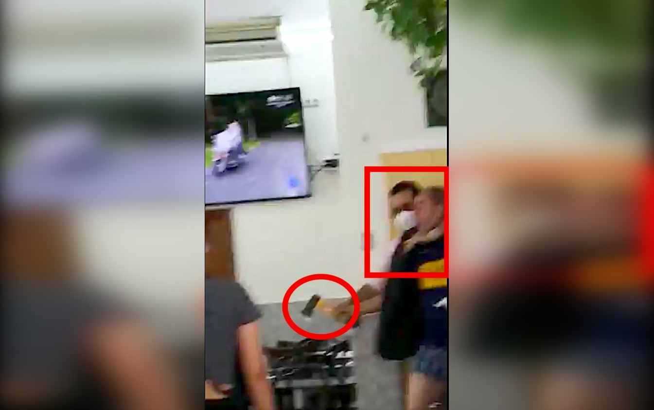 El mosso fora de servei (amb mascareta) immobilitza l'home que amenaçava amb una destral les persones que hi havia en un bar de Sant Martí. Imatge extreta d'un vídeo difós pel Sindicat de Policies de Catalunya (SPC)