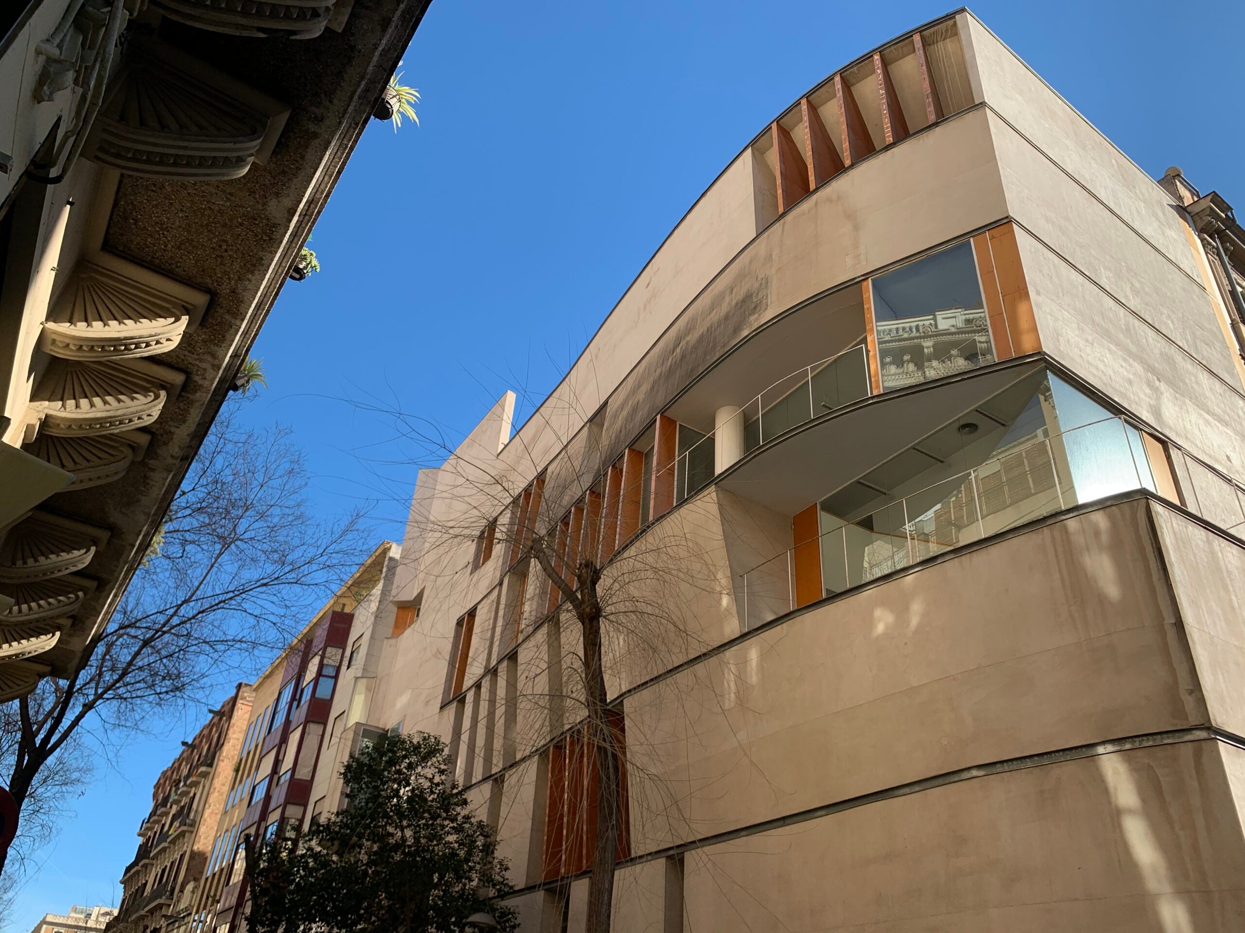 La biblioteca Vila de Gràcia, a la Travessera amb Torrent de l'Olla / S.B.