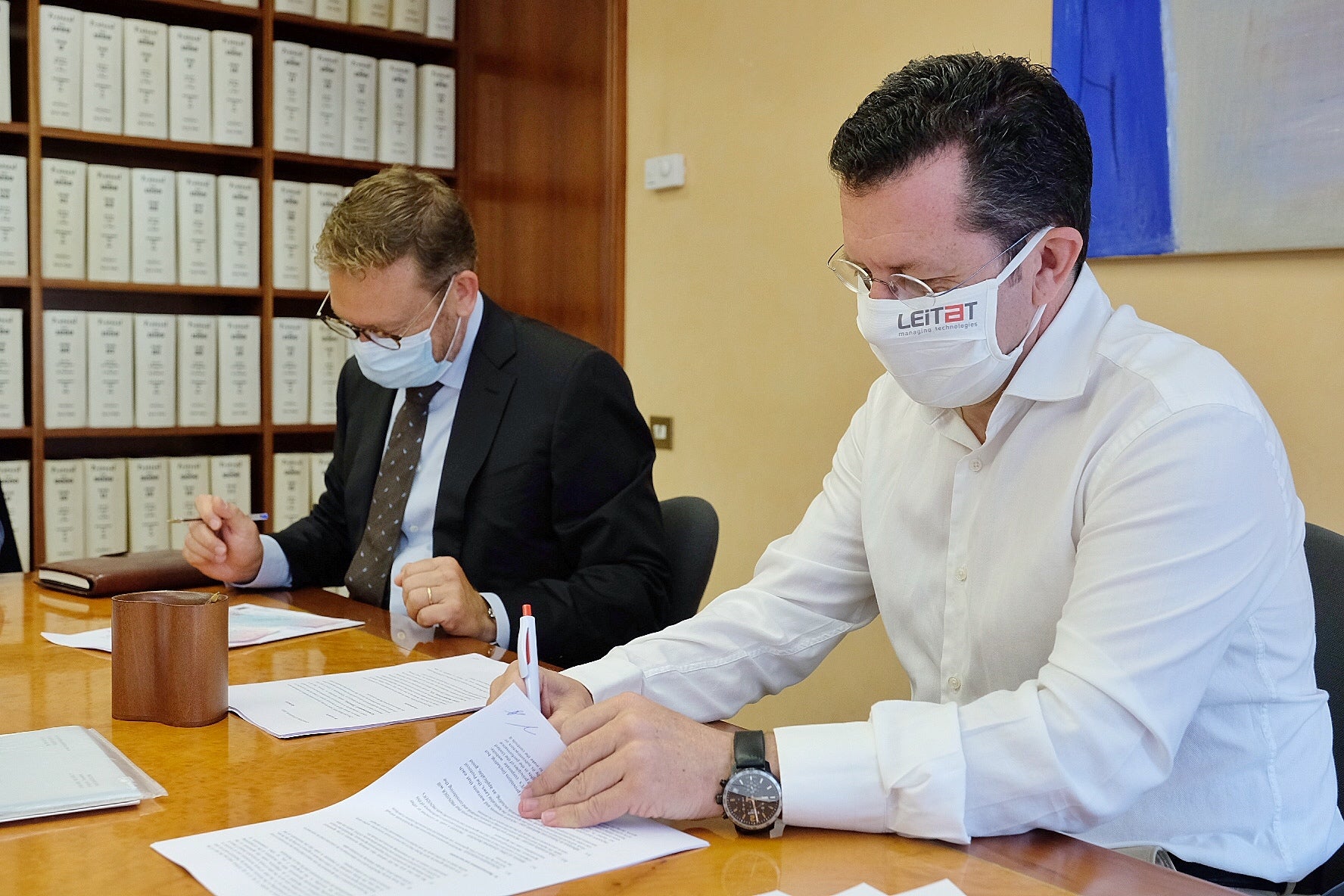 Staffan Scgüberg i Joan Parra, d'Esteve i Leitat, signant l'aliança WeLab / Cedida