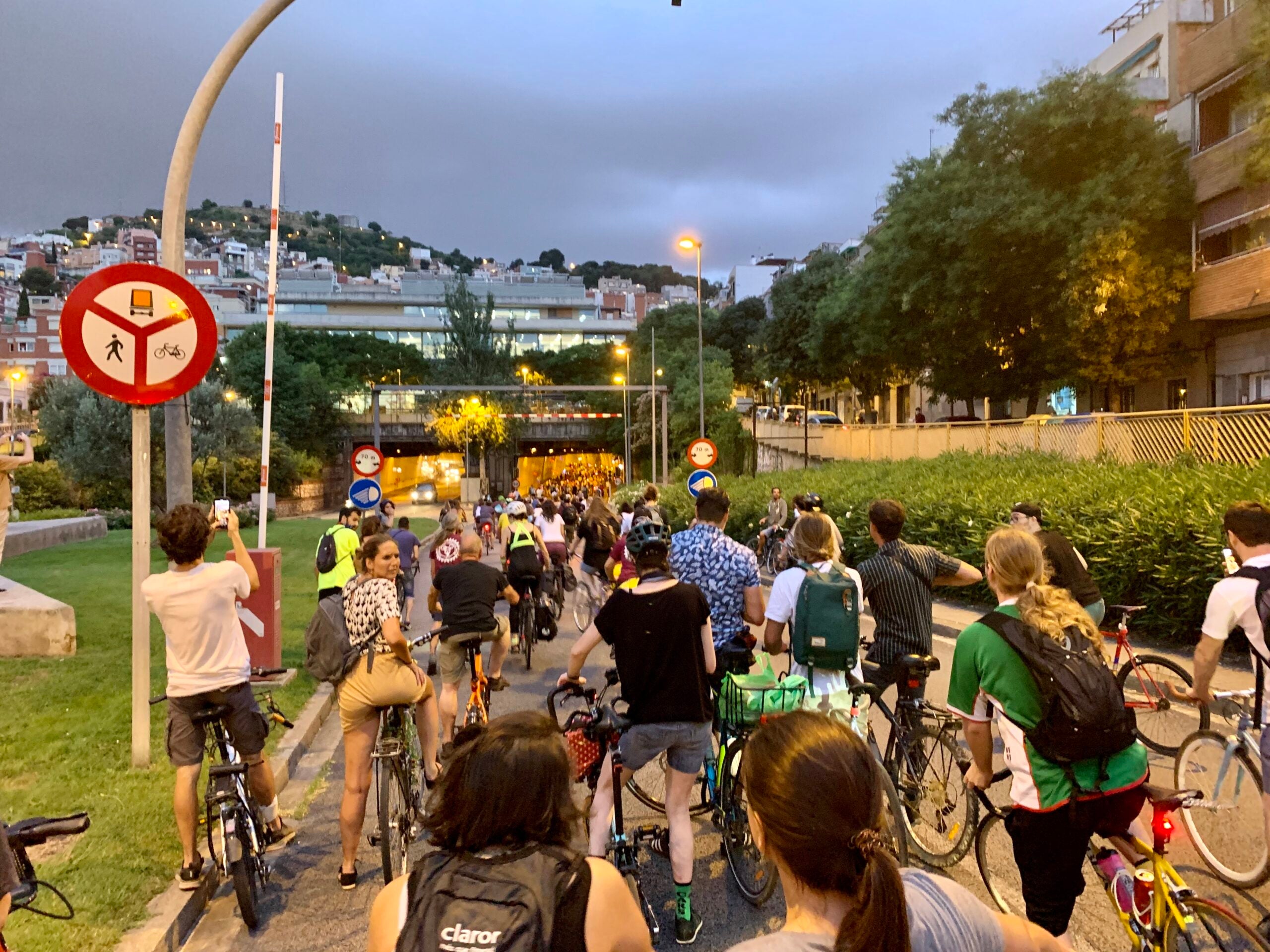 Centenars de ciclistes es van reunir al Carmel per reclamar un carril bici al Túnel de la Rovira / Massa Crítica