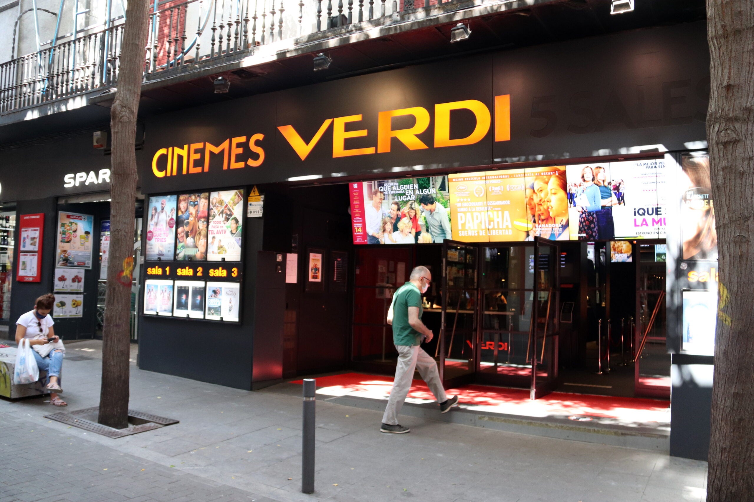 Un espectador entra als Cinemes Verdi aquest dijous, després de la decisió del TSJC / ACN