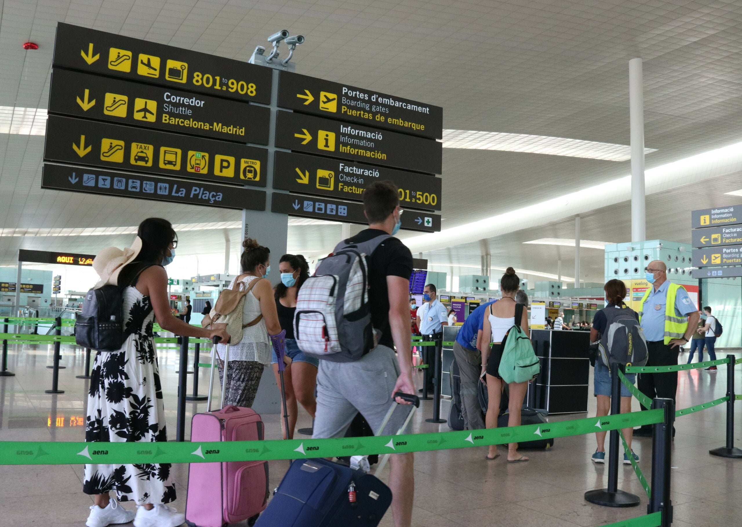 Passatgers fent cua per accedir a la T1 de l'Aeroport del Prat / ACN