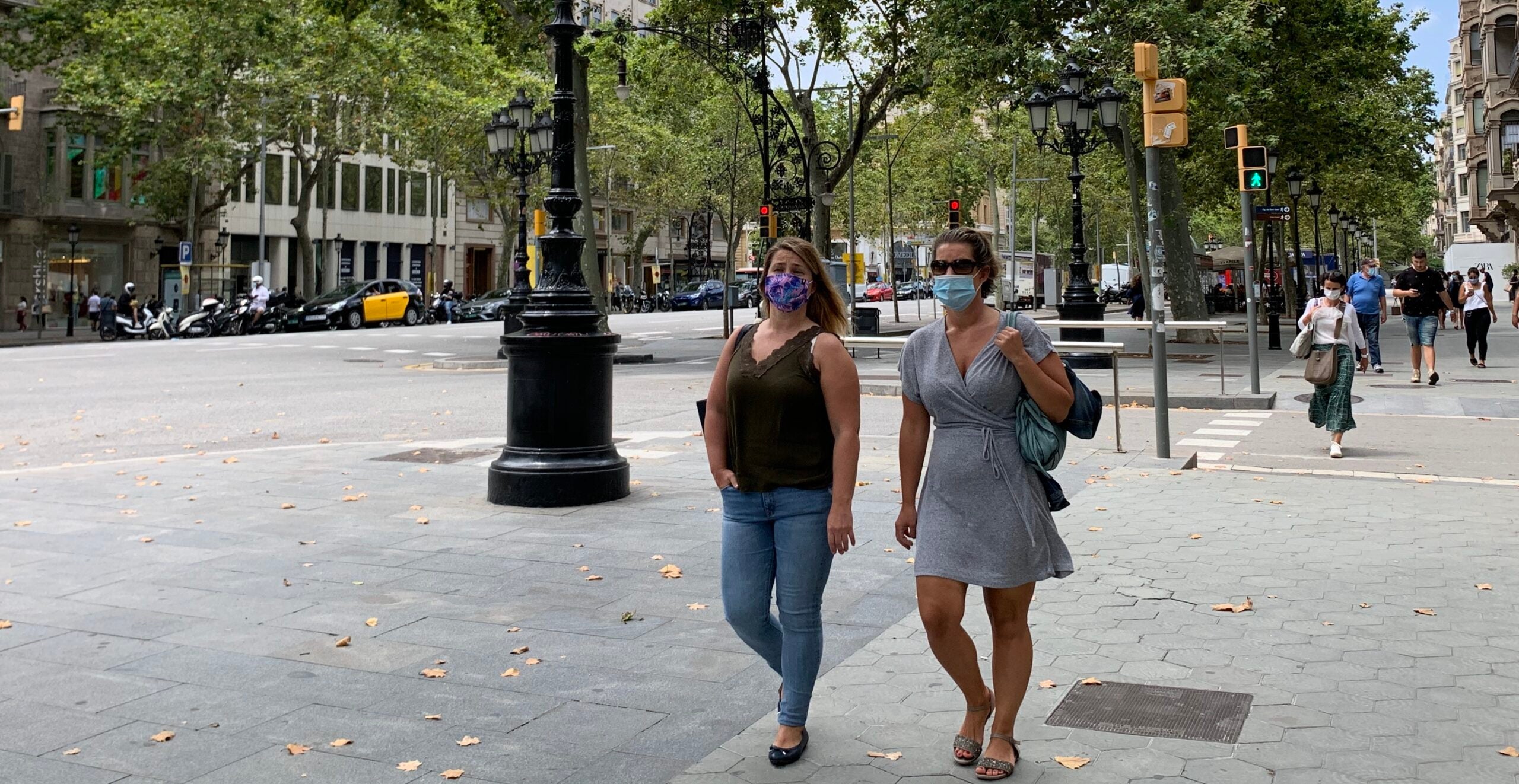 Vianants amb mascareta al passeig de Gràcia amb Casp, el 17 de juiol / S.B.