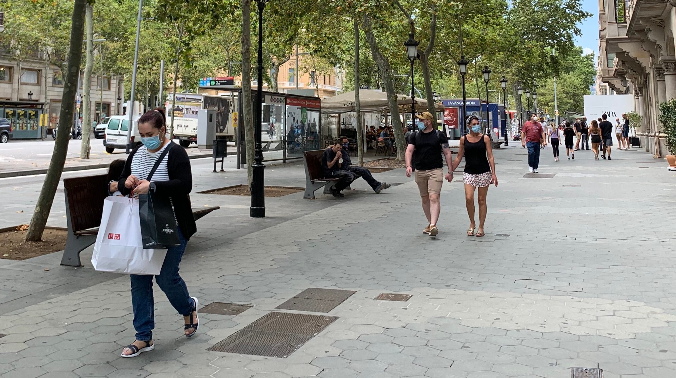 Vianants amb mascareta al passeig de Gràcia entre Casp i Gran Via / SB