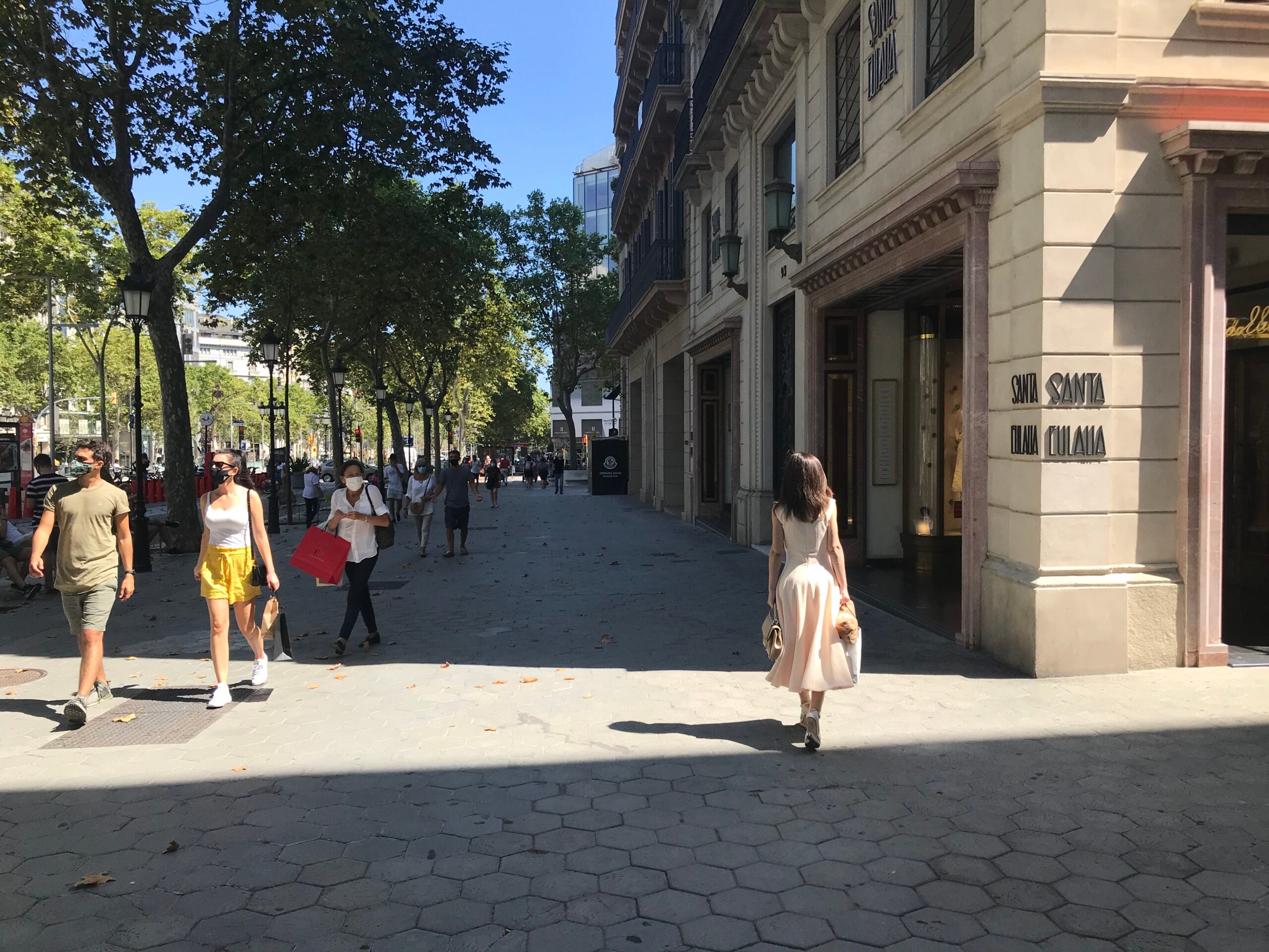 El públic local ha reconquerit el passeig de Gràcia durant la desescalada / Aiats Agustí