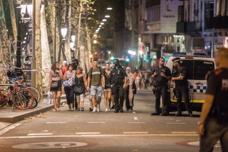 La Rambla, a la nit, després de l'atemptat del 17-A | JORDI BORRÀS