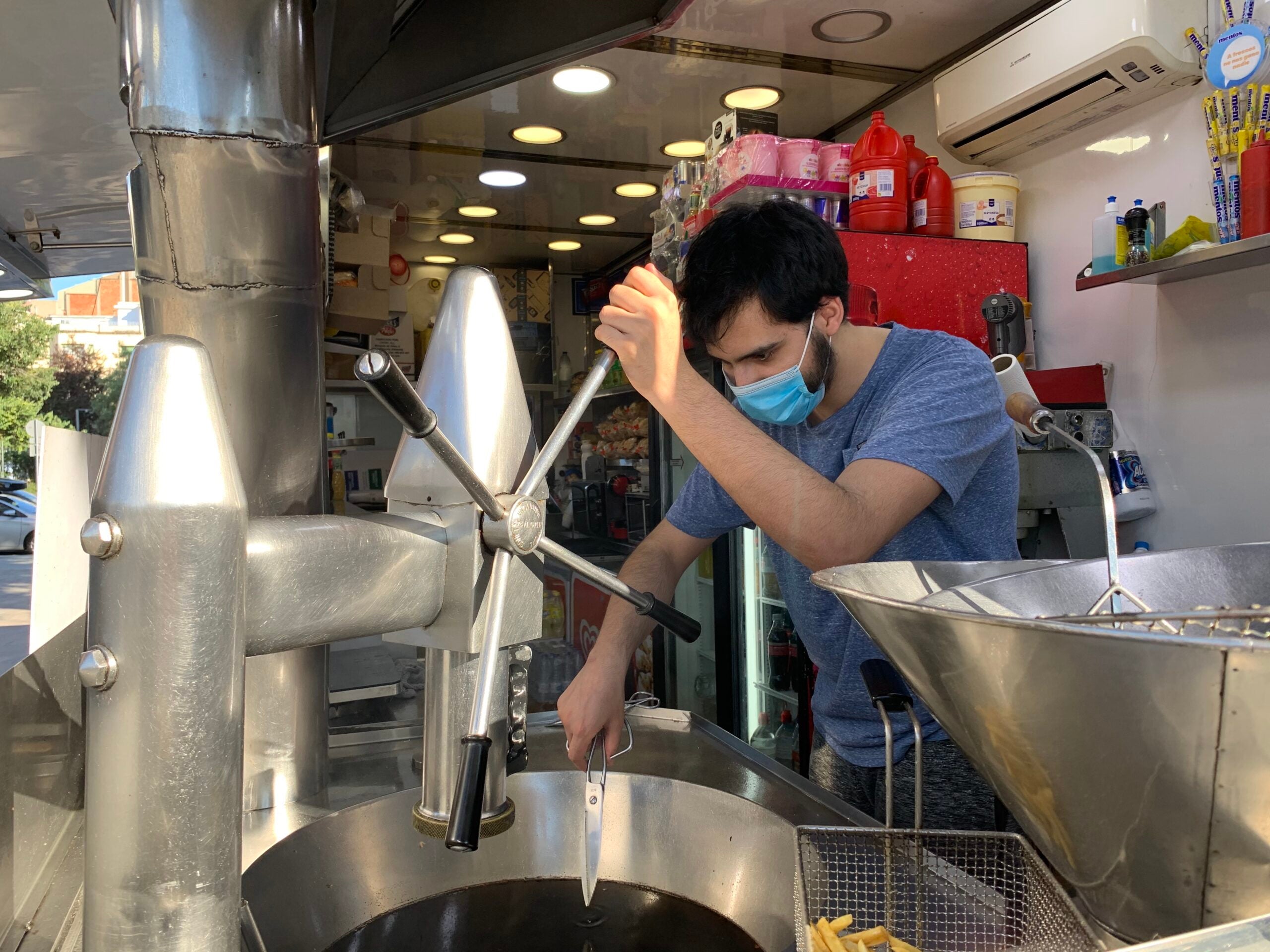 Lluís Ferreres treballa a la xurreria del seu pare, al carrer Aristídes Maillol / Mar Martínez