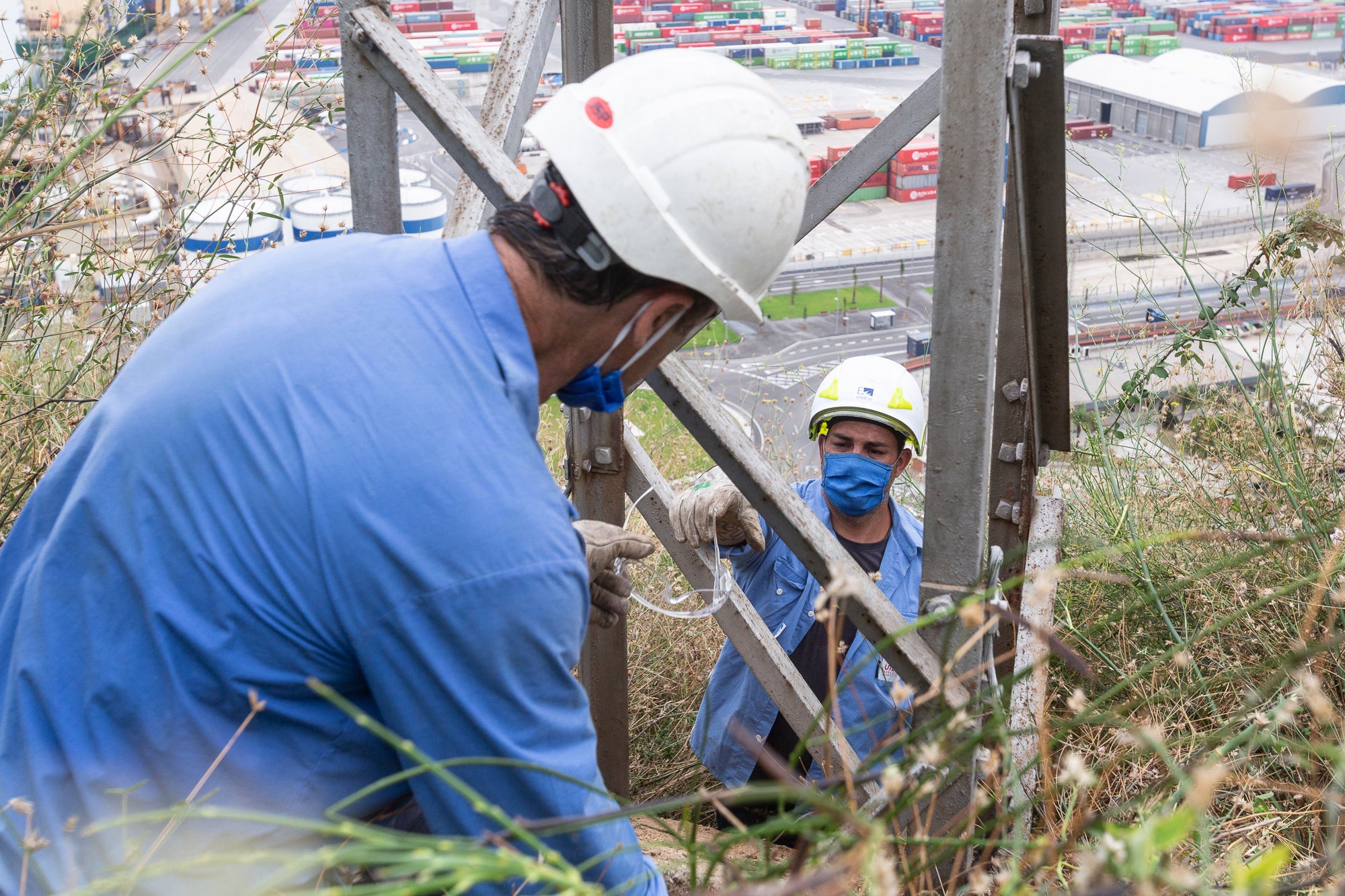 Desmuntatge d'una torre de l'última línia de mitjana tensió d'Endesa que quedava a la muntanya de Montjuïc / Mireia Comas