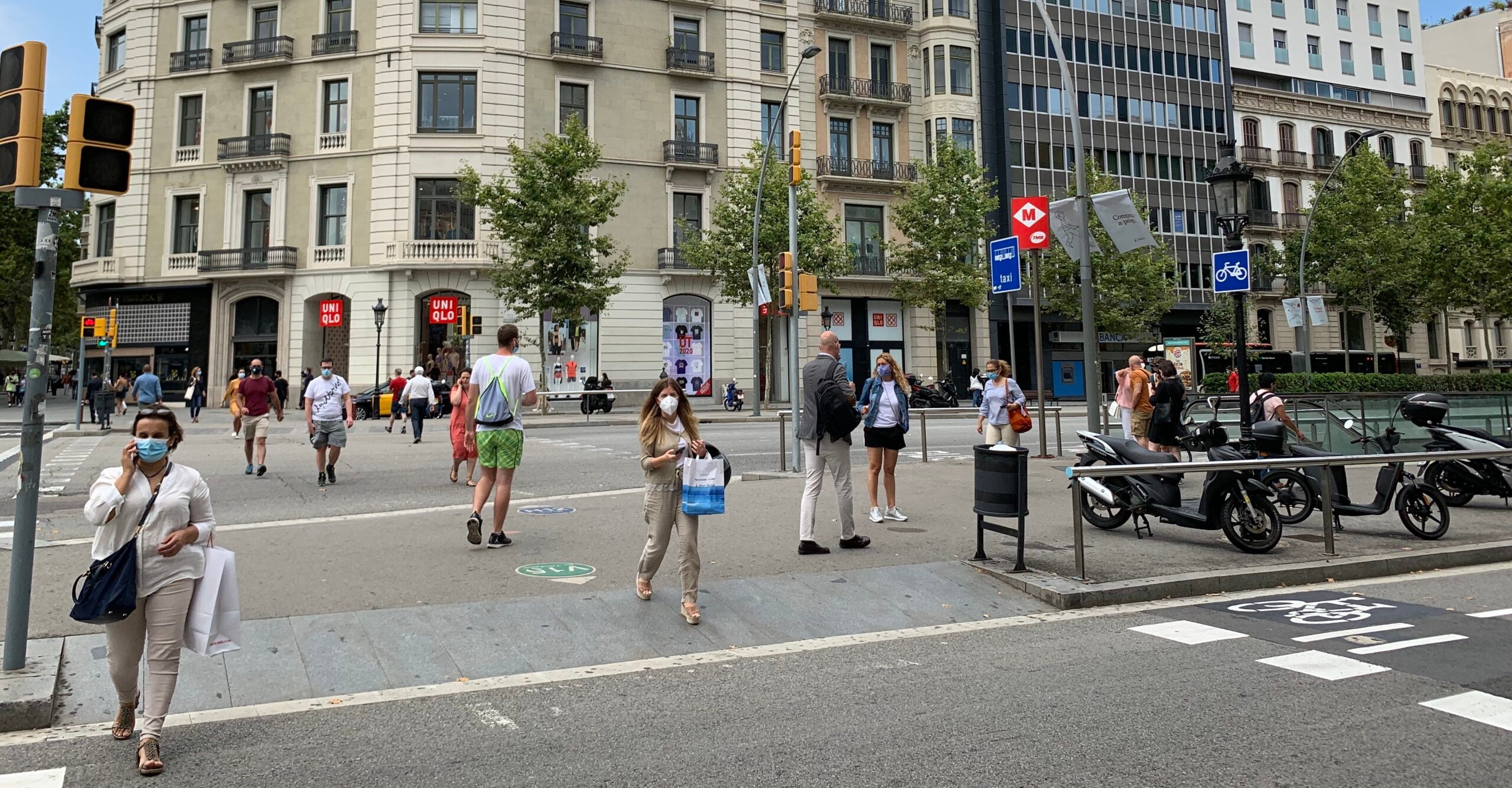 Vianants amb mascareta a la Gran Via de Barcelona, el 17 de juliol del 2020 / S.B.