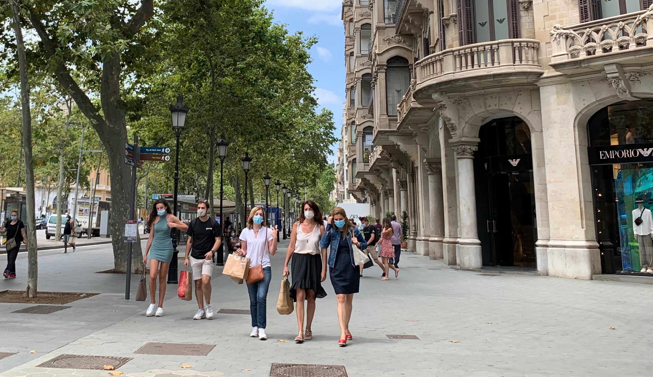 Vianants amb mascareta al Passeig de Gràcia, 17 de juliol / S.B.