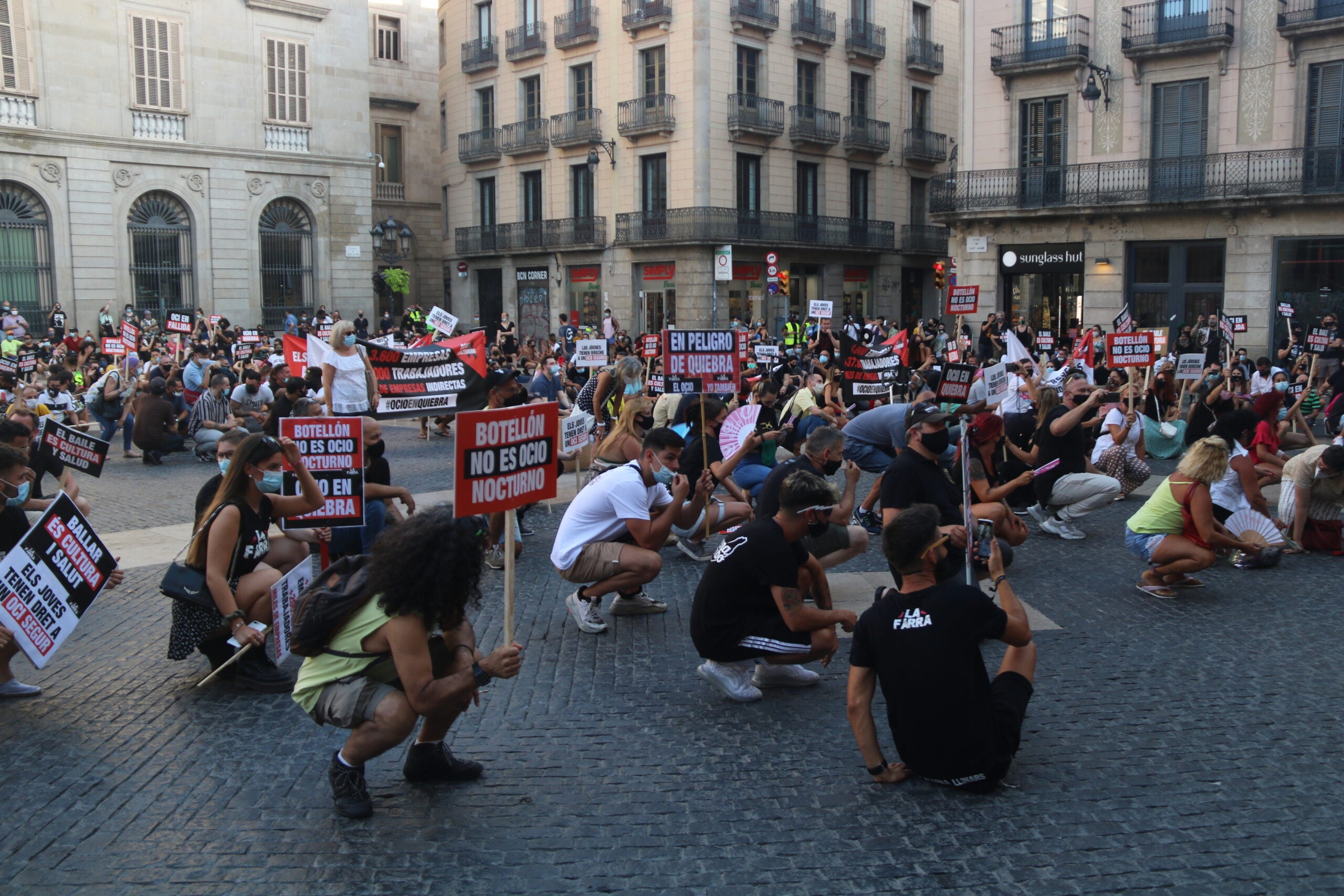 La protesta del sector de l'oci nocturn a la plaça Sant Jaume contra el tancament pels rebrots / ACN