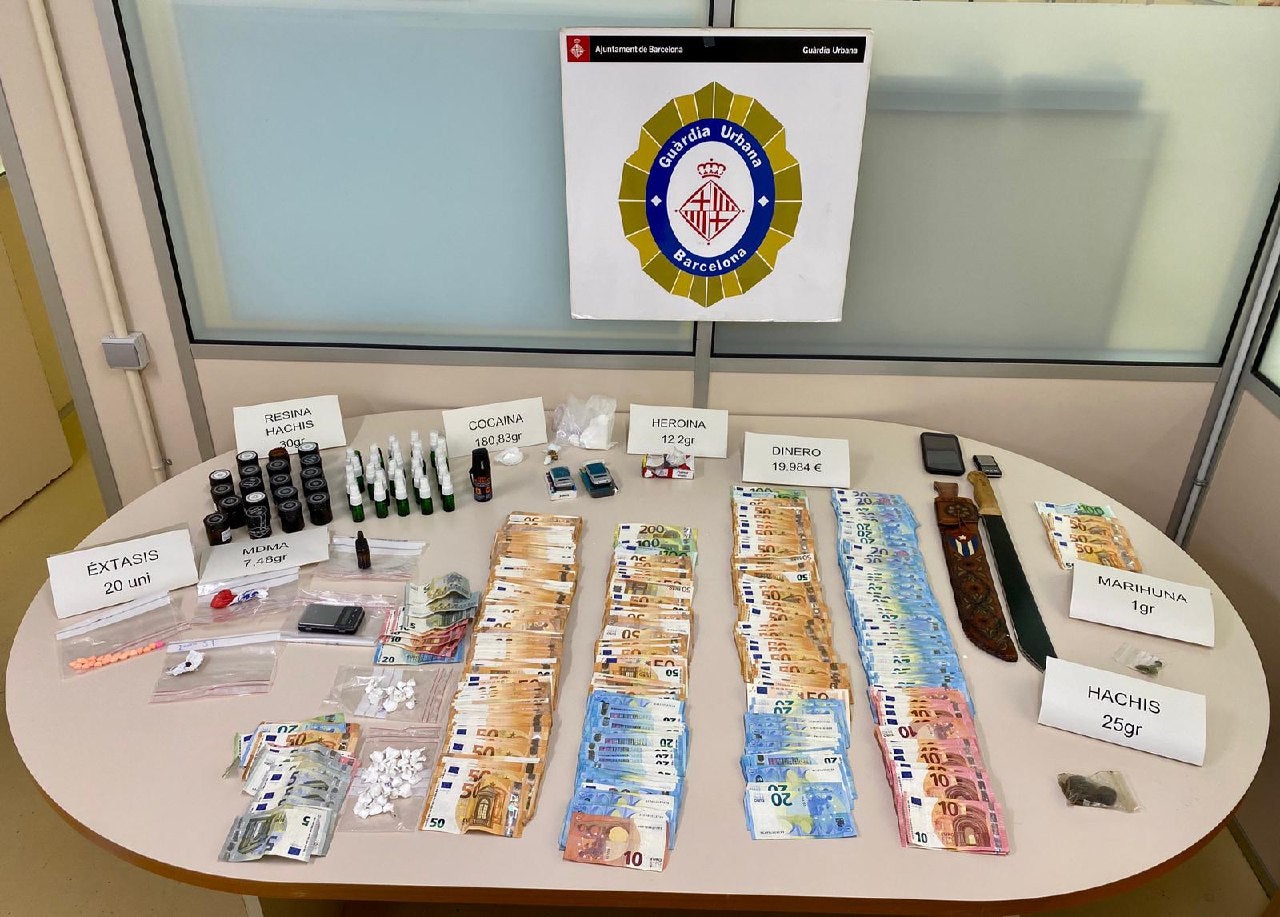 Les drogues, diners i ganivets confiscats en l'operació / GUB