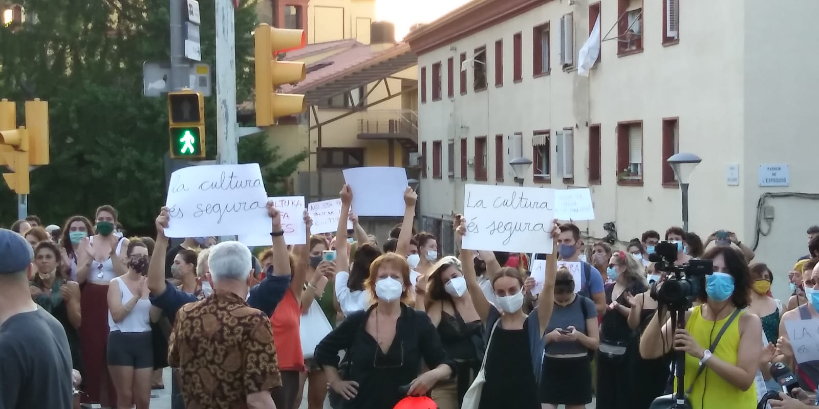 L'actriu Rosa Renom, al centre, amb una brusa fosca i mascareta, en la protesta de treballadors de la cultura contra l'intent de cancel·lar els festivals d'estiu / Cedida