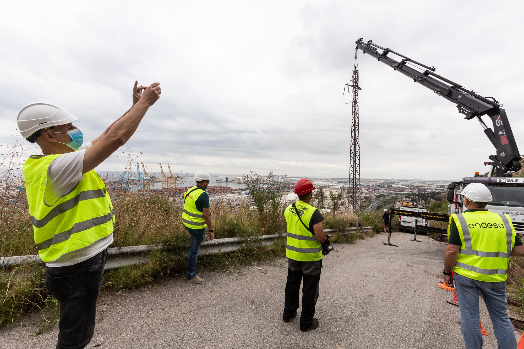 Desmuntatge d'una torre de l'última línia de mitjana tensió d'Endesa que quedava a la muntanya de Montjuïc / Mireia Comas