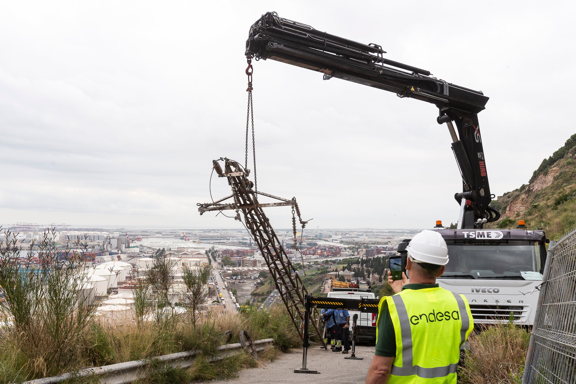 Desmuntatge d'una torre de l'última línia de mitjana tensió d'Endesa que quedava a la muntanya de Montjuïc / Mireia Comas
