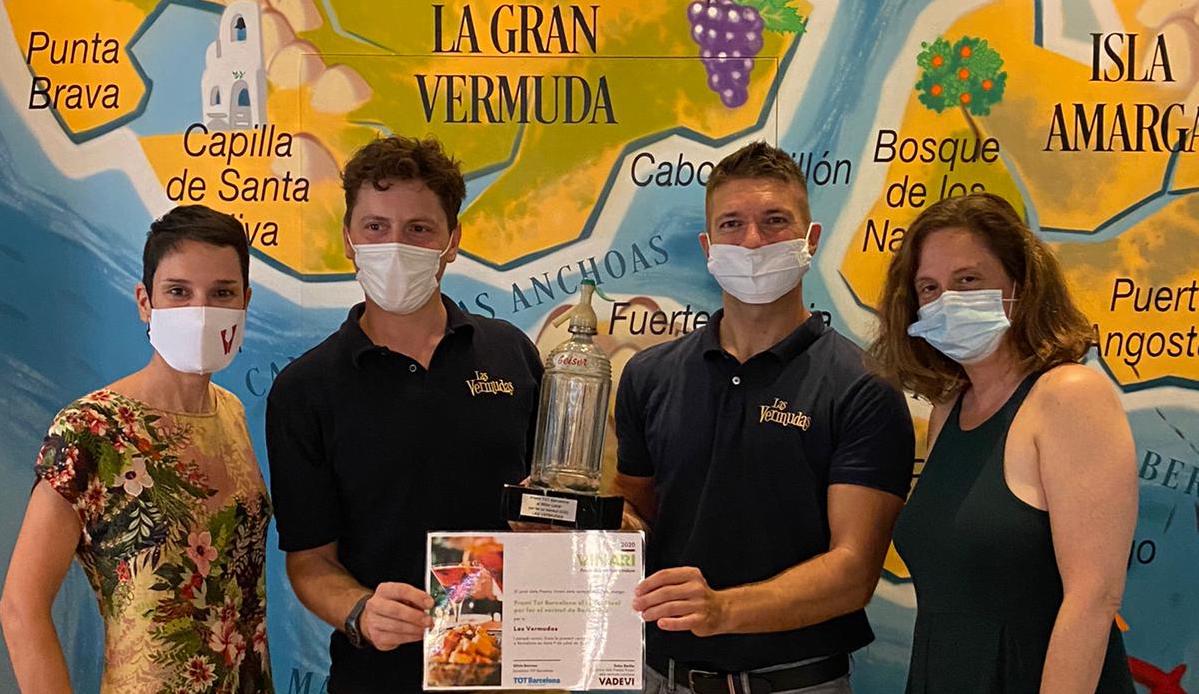 La directora dels Premis Vinari de Vermuts, Ester Bachs, els copropietaris de Las Vermudas, Andrea Senna i Filippo Andriola, i la directora del TOT Barcelona, Sílvia Barroso, en el lliurament del premi / Z.T.